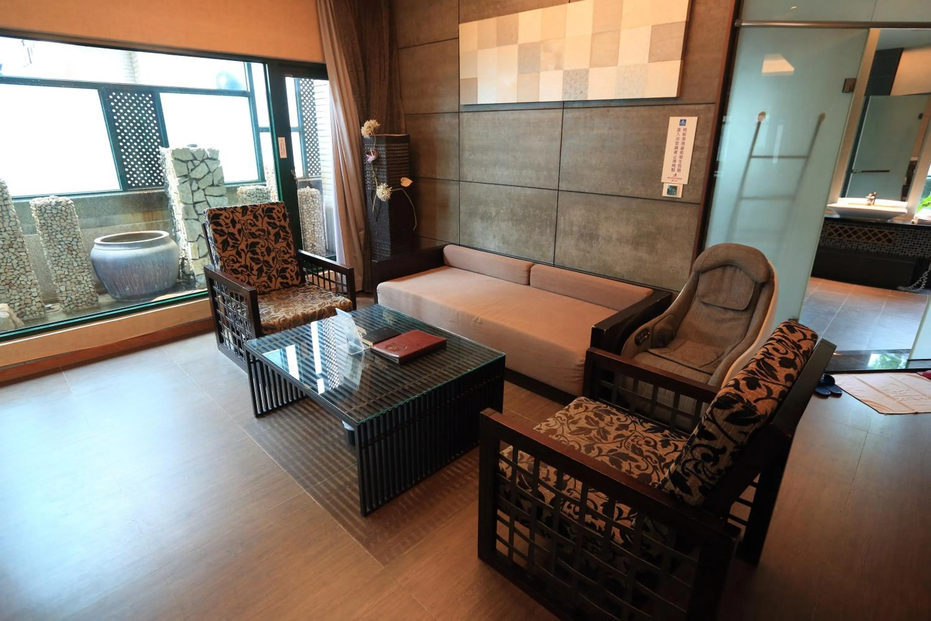 Living room in Moon Area Motel