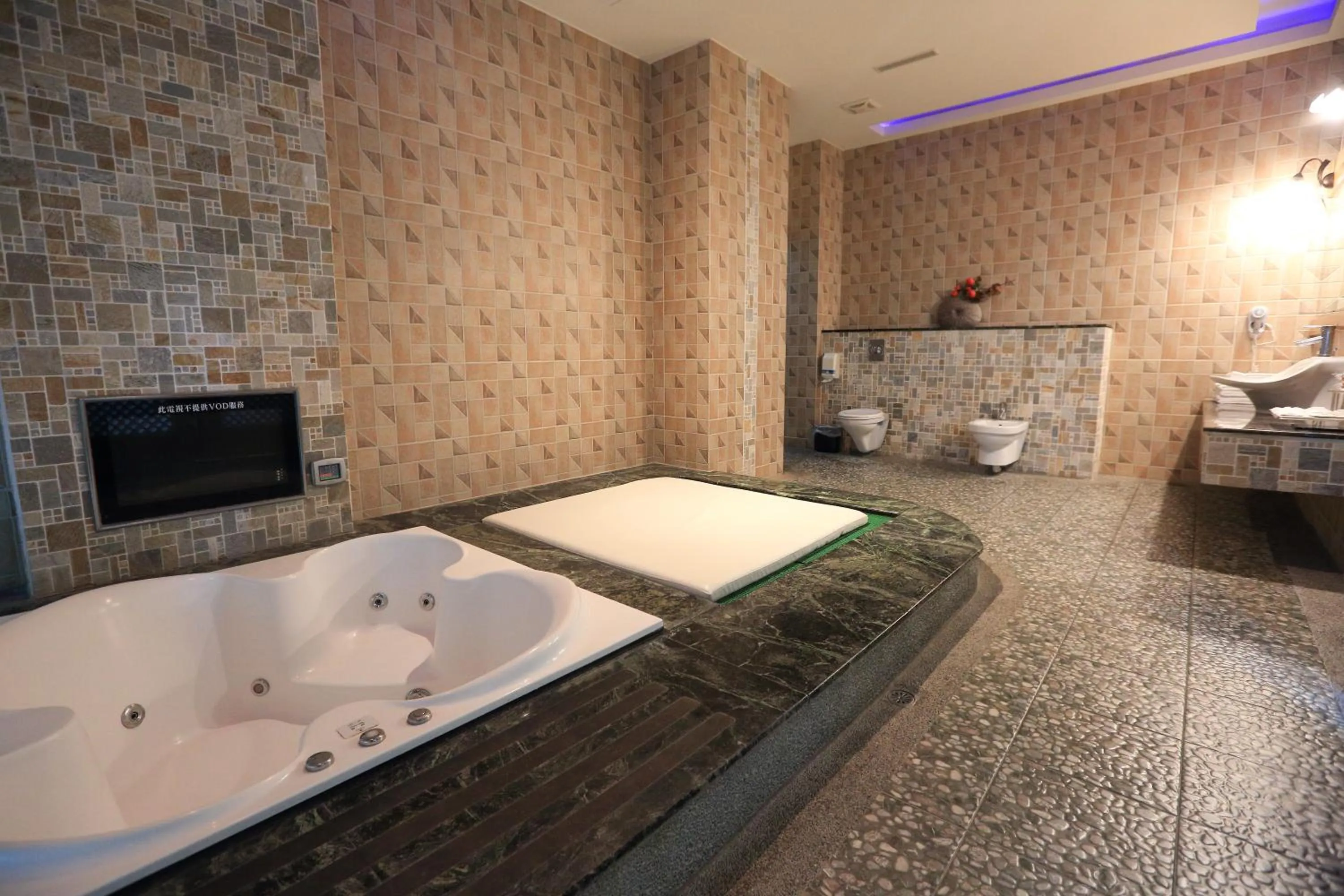 Hot Tub in Moon Area Motel