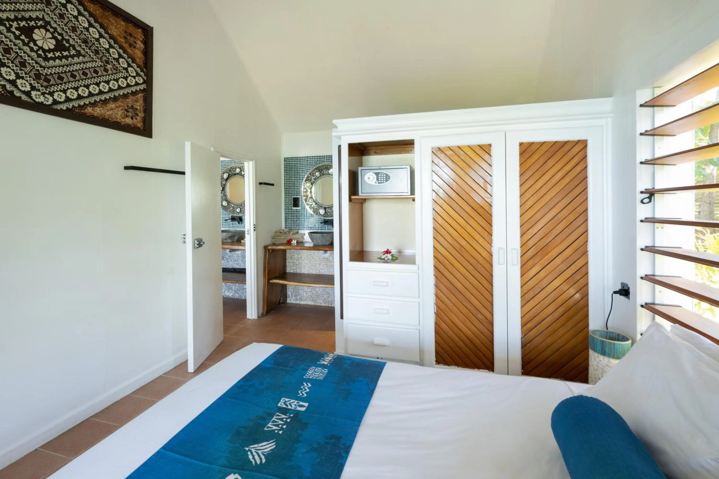 Shower, Bed in Oarsman's Bay Lodge