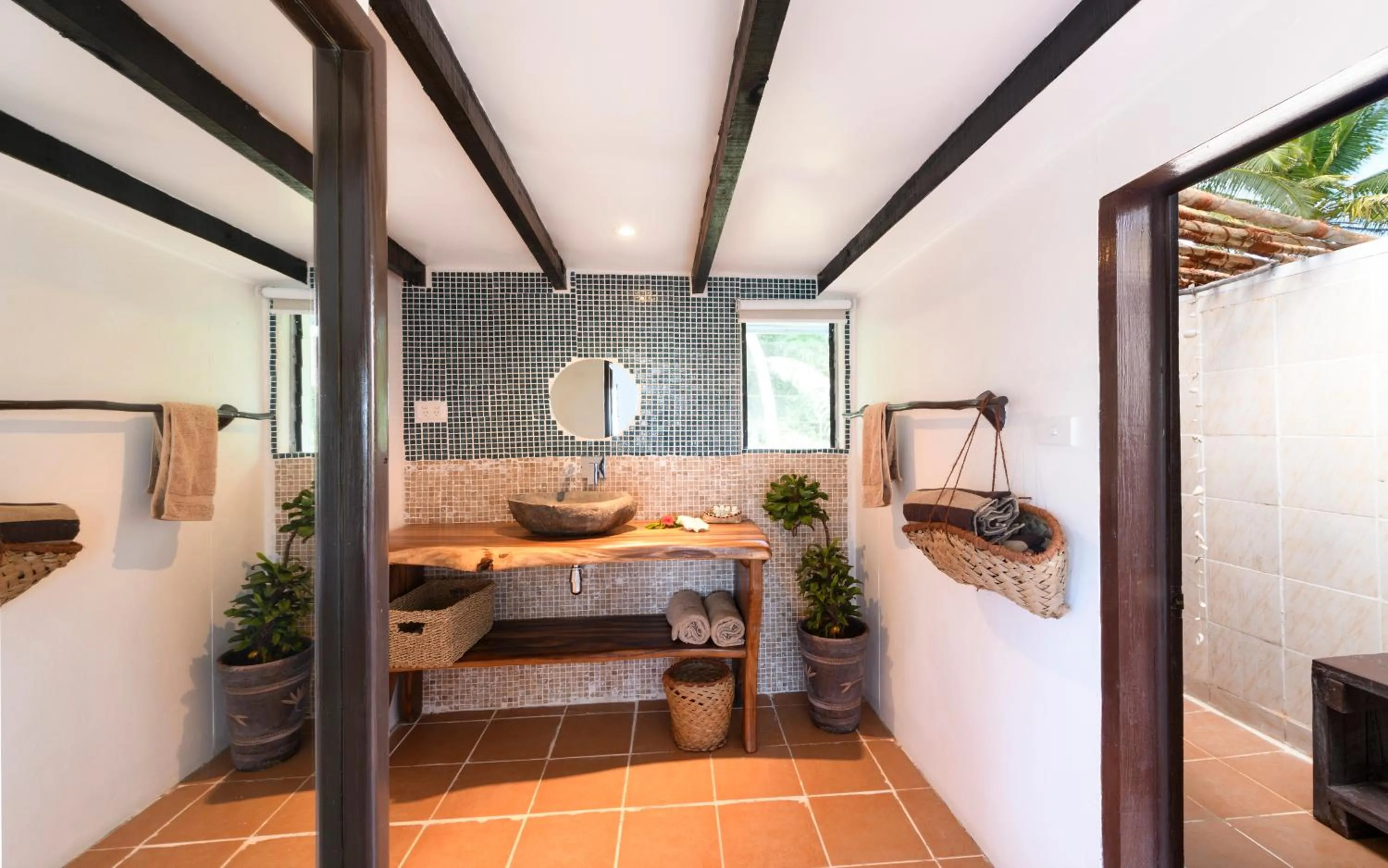 Shower, Bed in Oarsman's Bay Lodge
