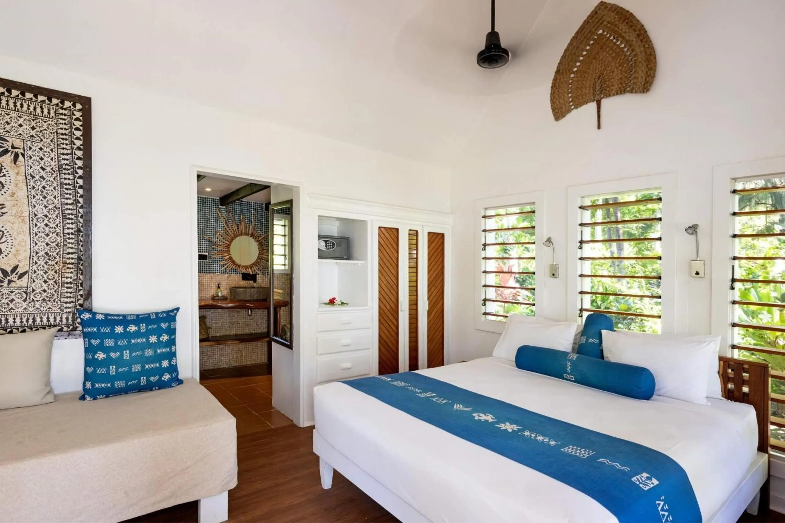 air conditioner, Bed in Oarsman's Bay Lodge