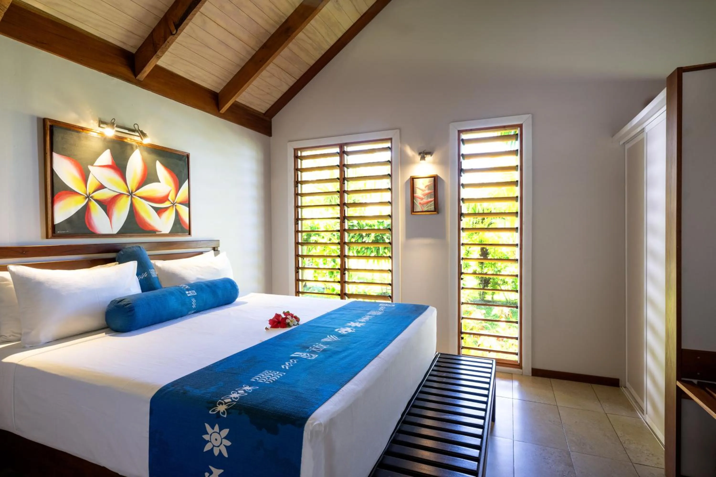 Photo of the whole room, Bed in Oarsman's Bay Lodge