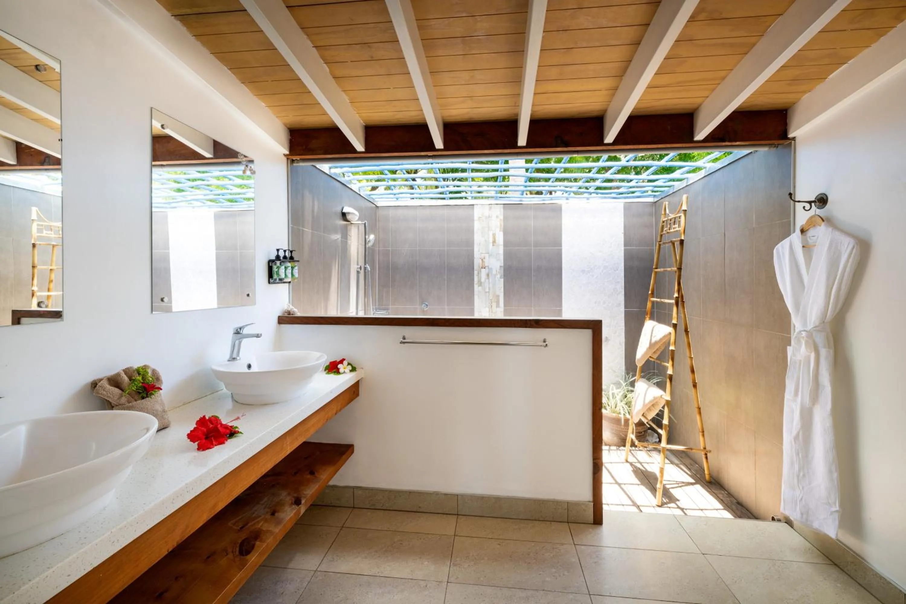 Property building in Oarsman's Bay Lodge