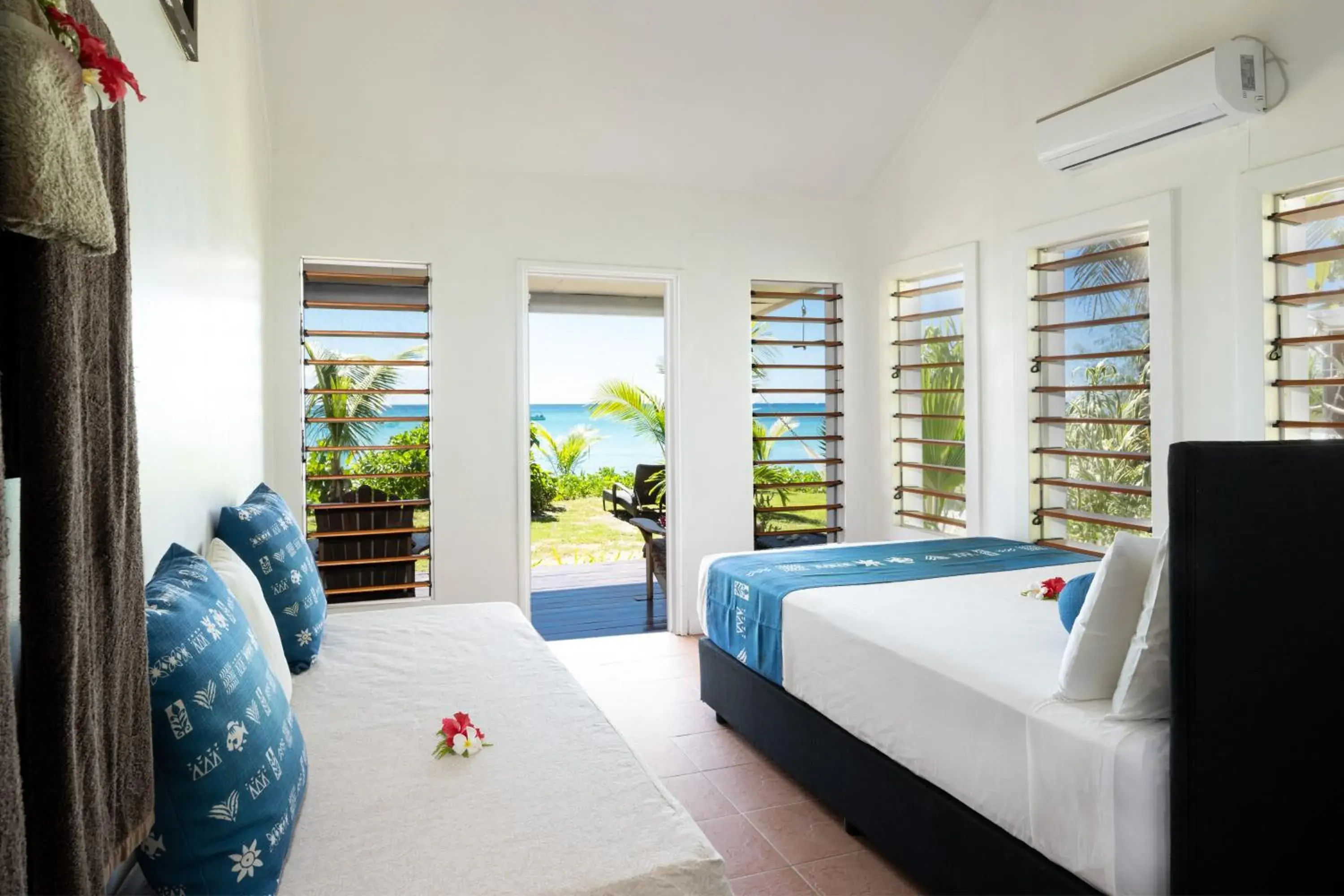Beachfront Studio Rooms in Oarsman's Bay Lodge Beachfront Studio Rooms in Oarsman's Bay Lodge