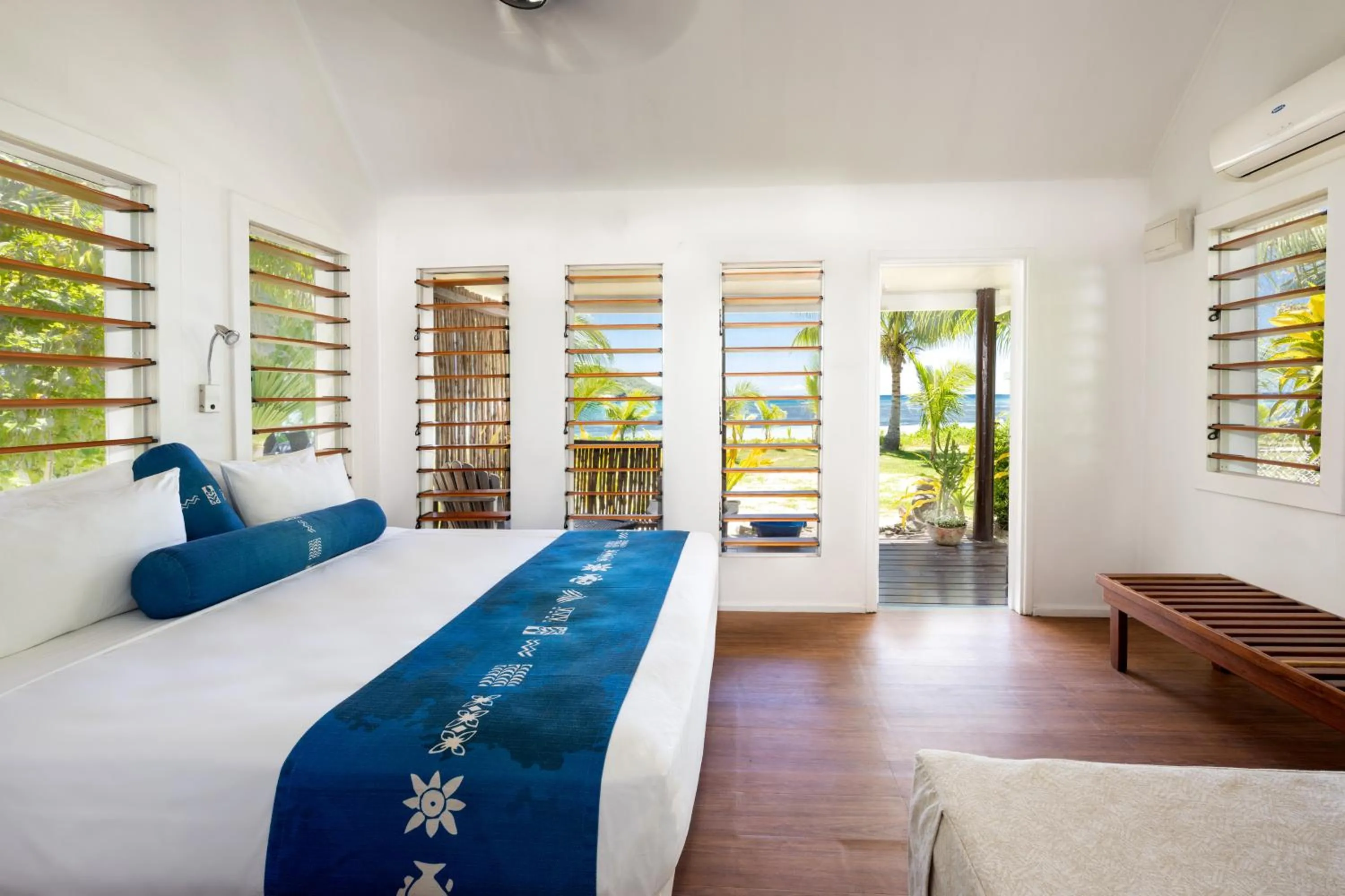 Bed in Oarsman's Bay Lodge
