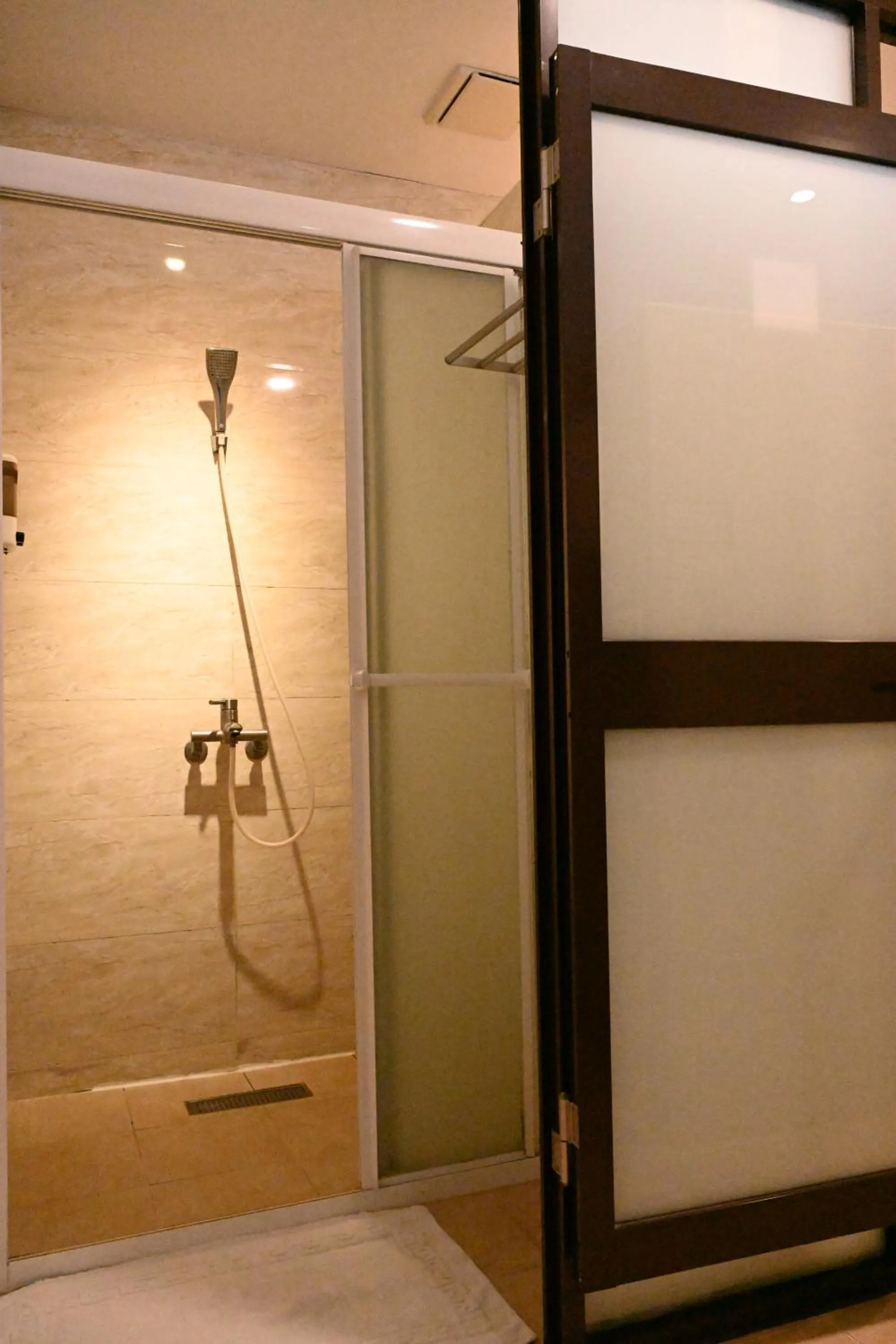 Shower in Lütel Hotel Xpark Gloria Outlets Shin Kong Cinemas