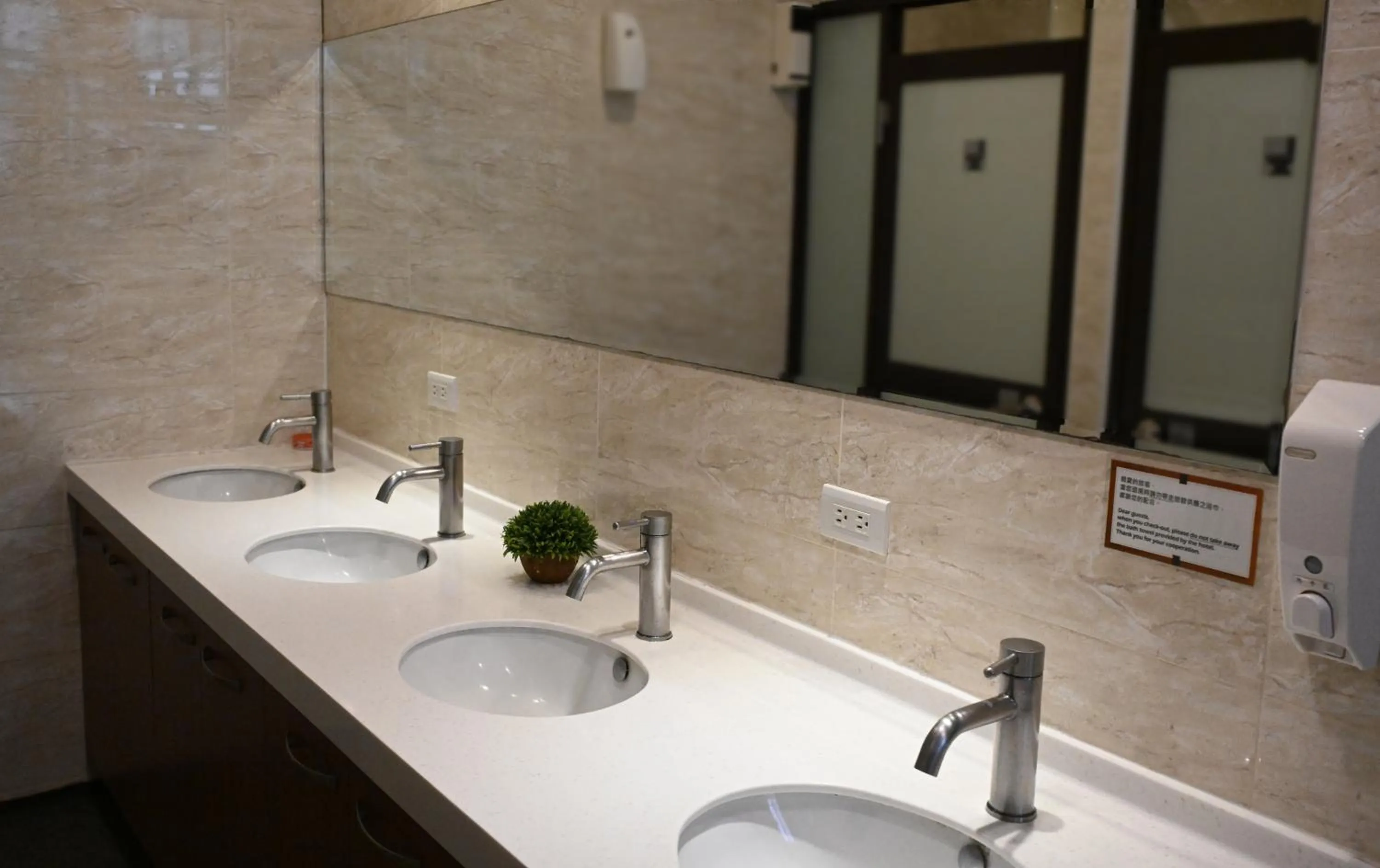 Shower in Lütel Hotel Xpark Gloria Outlets Shin Kong Cinemas