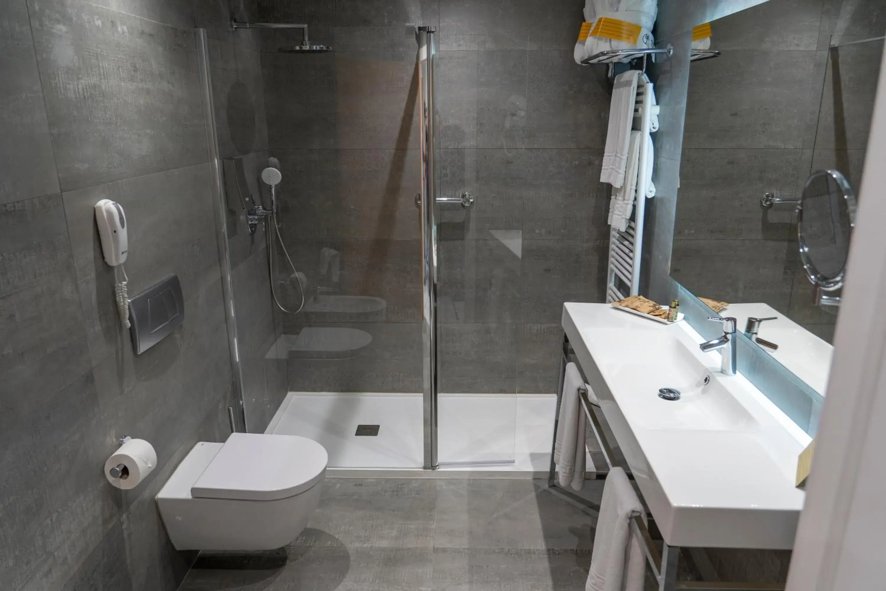 Bathroom in Hotel Madeira Centro Bathroom in Hotel Madeira Centro