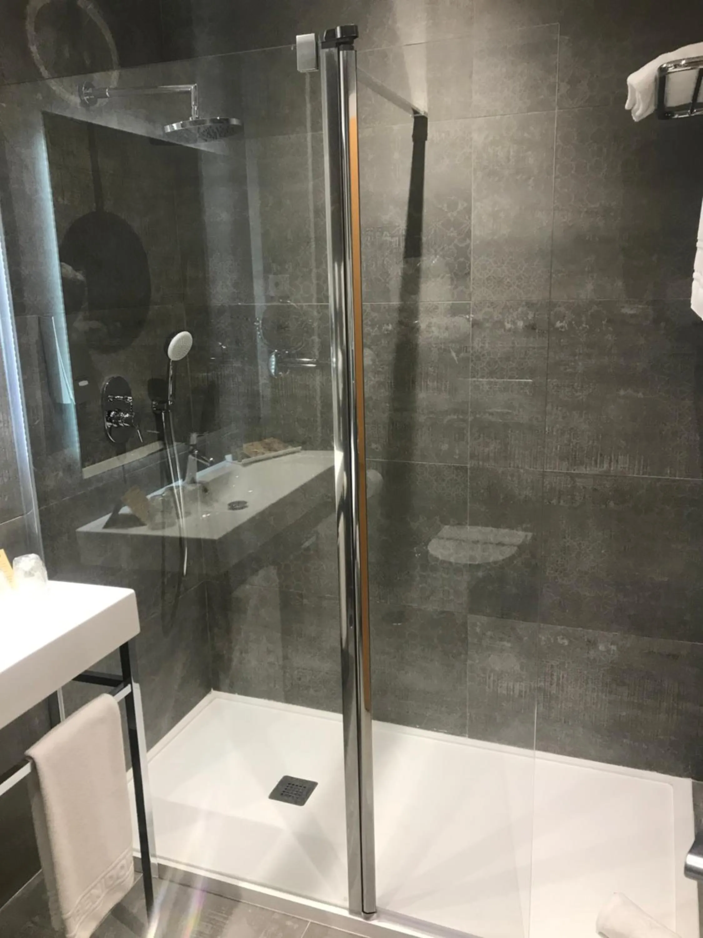 Shower in Hotel Madeira Centro