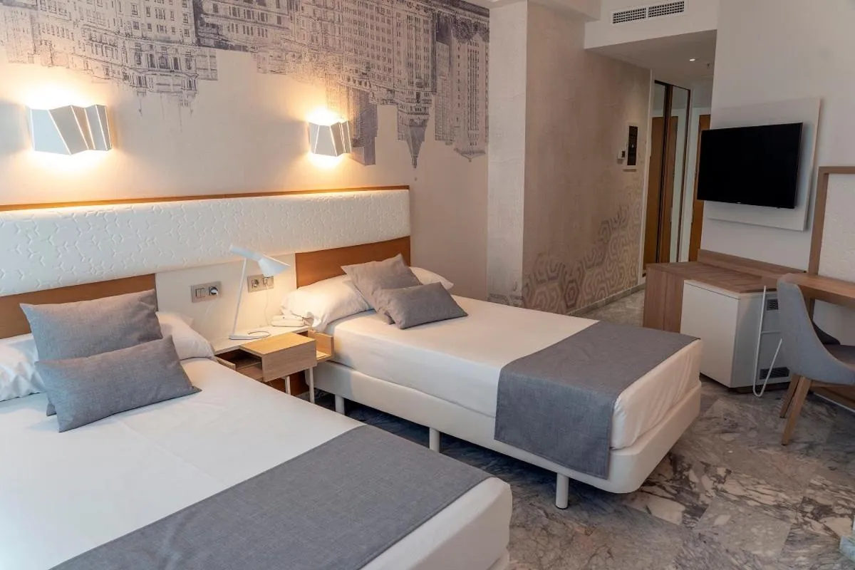 Photo of the whole room, Bed in Hotel Madeira Centro