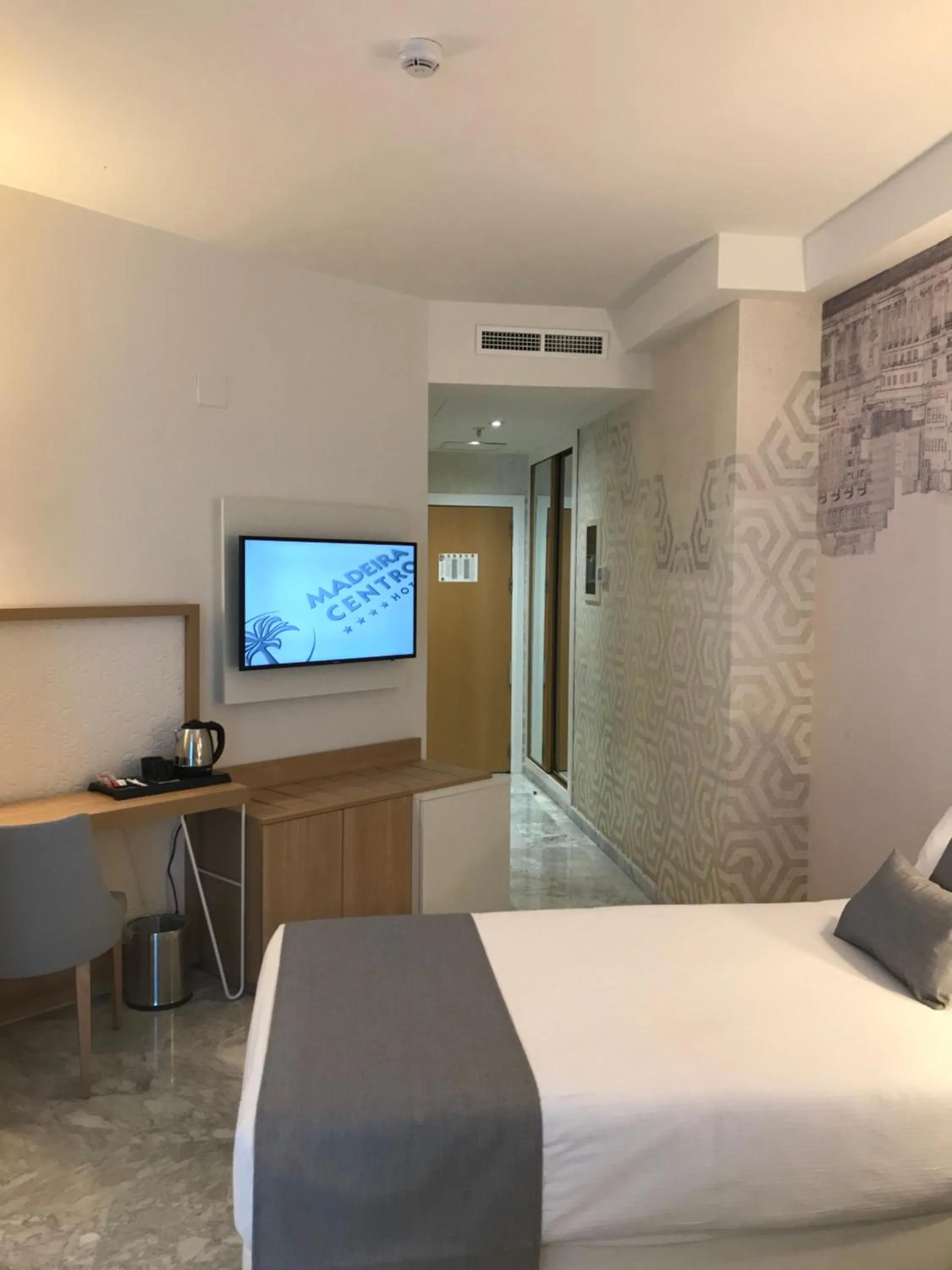 Photo of the whole room, Bed in Hotel Madeira Centro