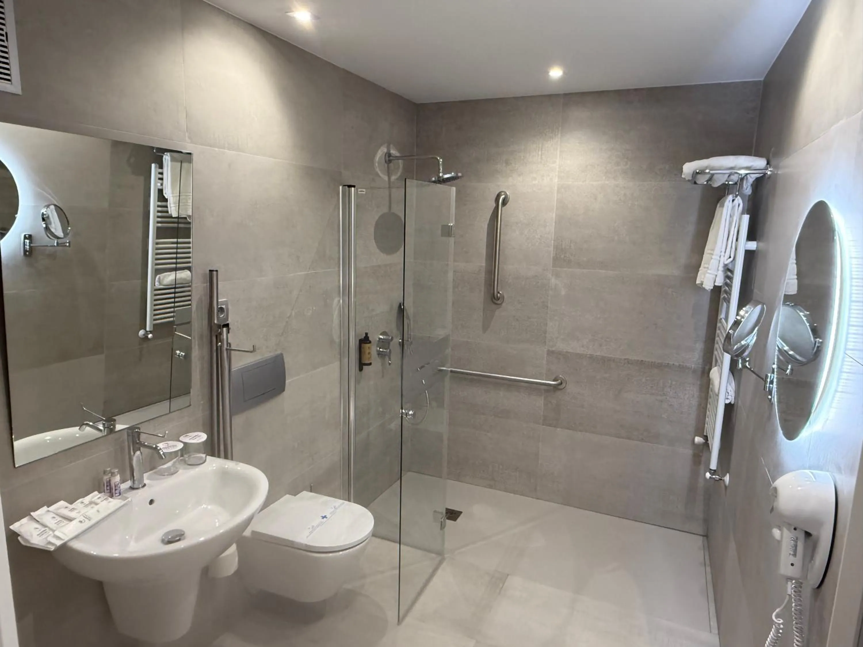 Shower in Hotel Madeira Centro