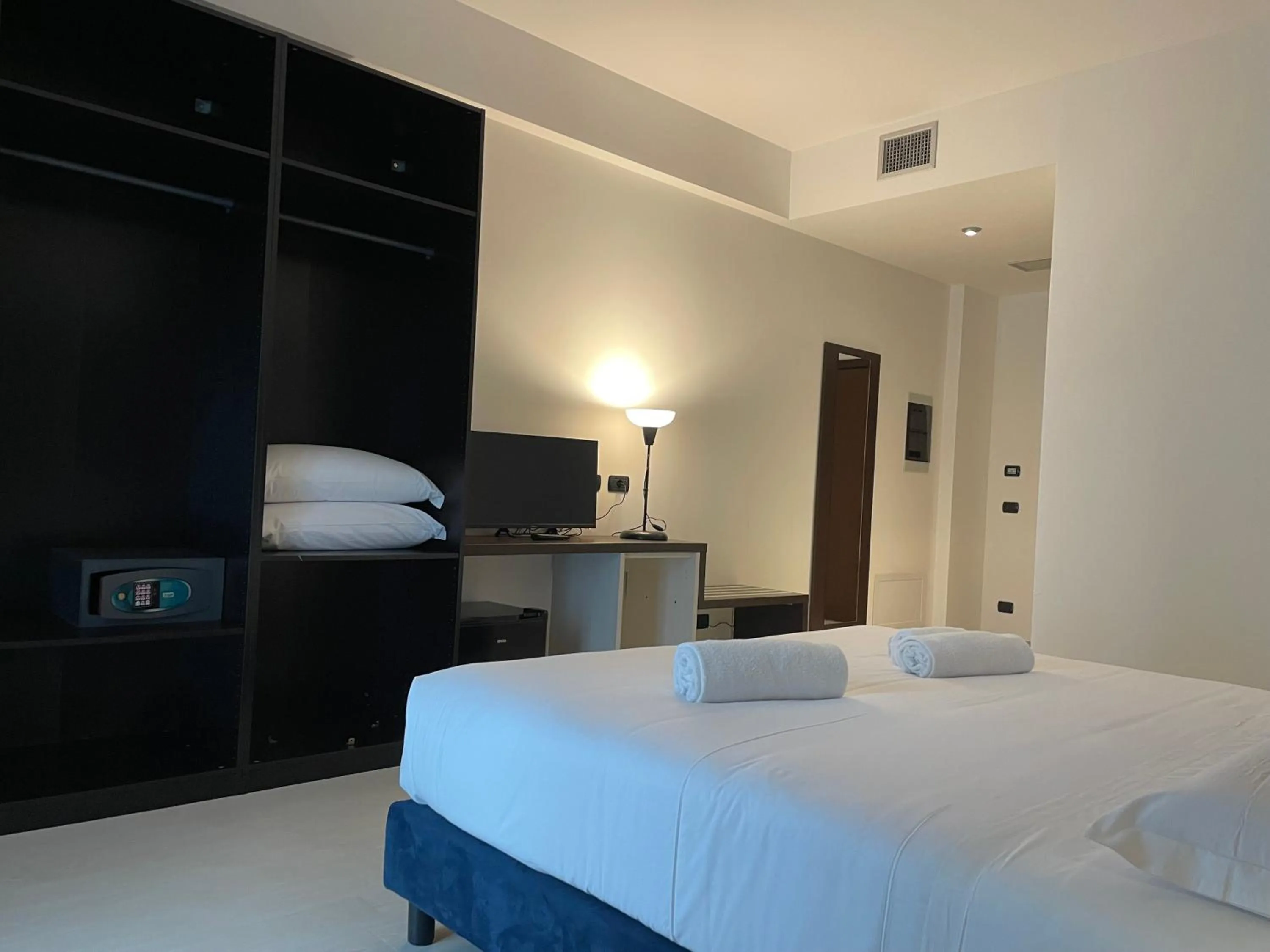 Bedroom, Bed in Maestrale Resort Hotel - Grosseto