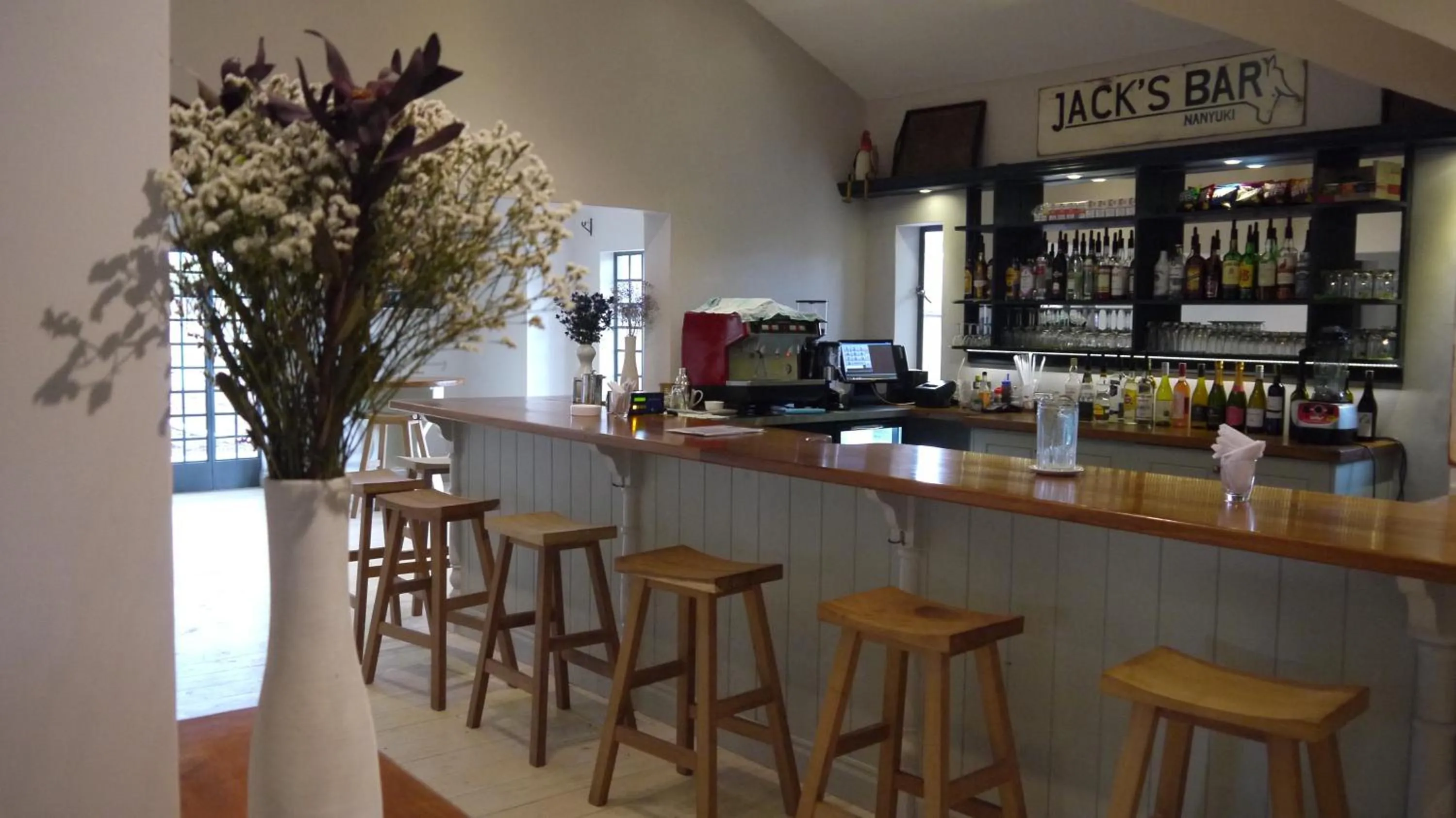 Restaurant/places to eat in Soames Hotel & Jack' s Bar