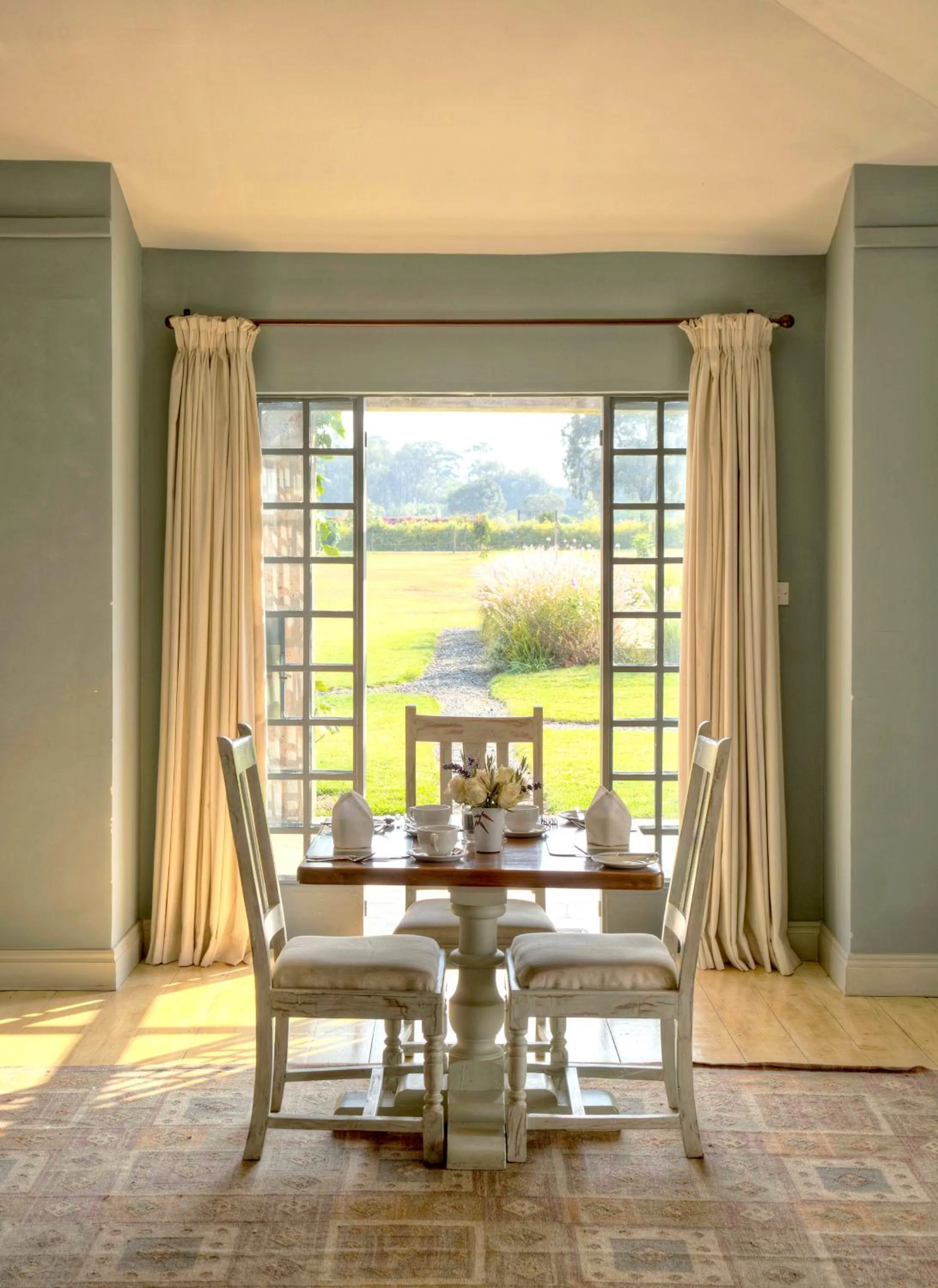 Restaurant/places to eat in Soames Hotel & Jack' s Bar