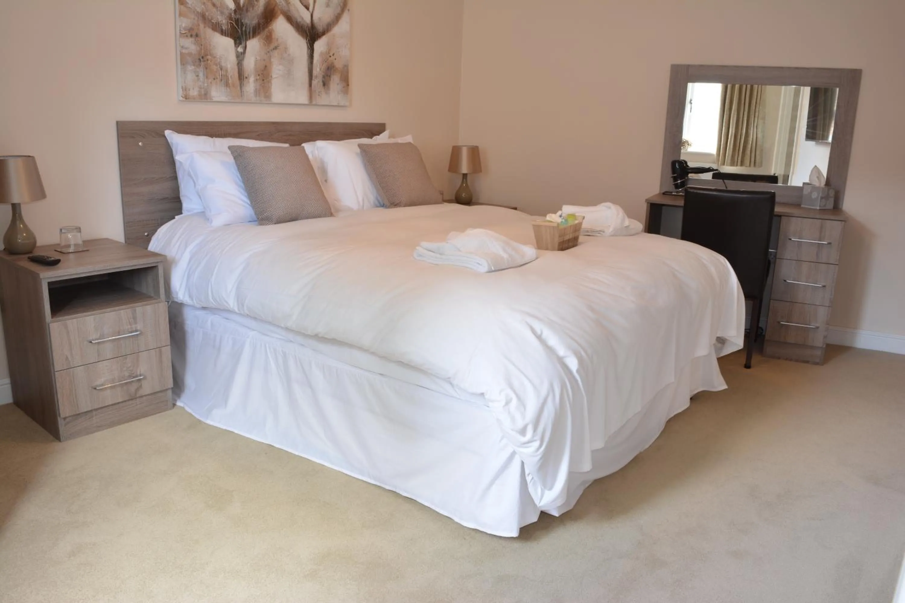 Bedroom, Bed in Greyhound Inn
