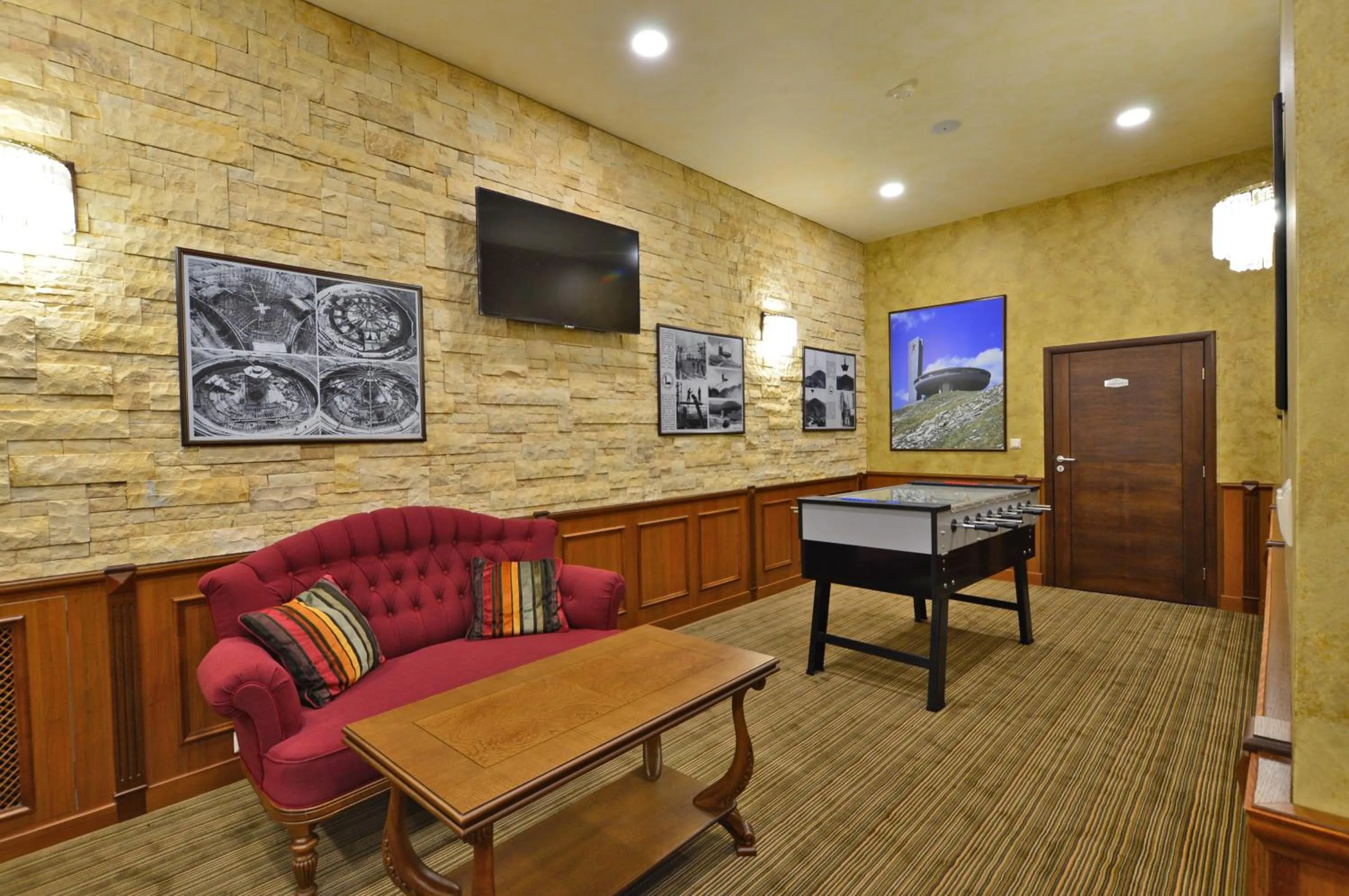 Communal lounge/ TV room in Hotel Edelweiss