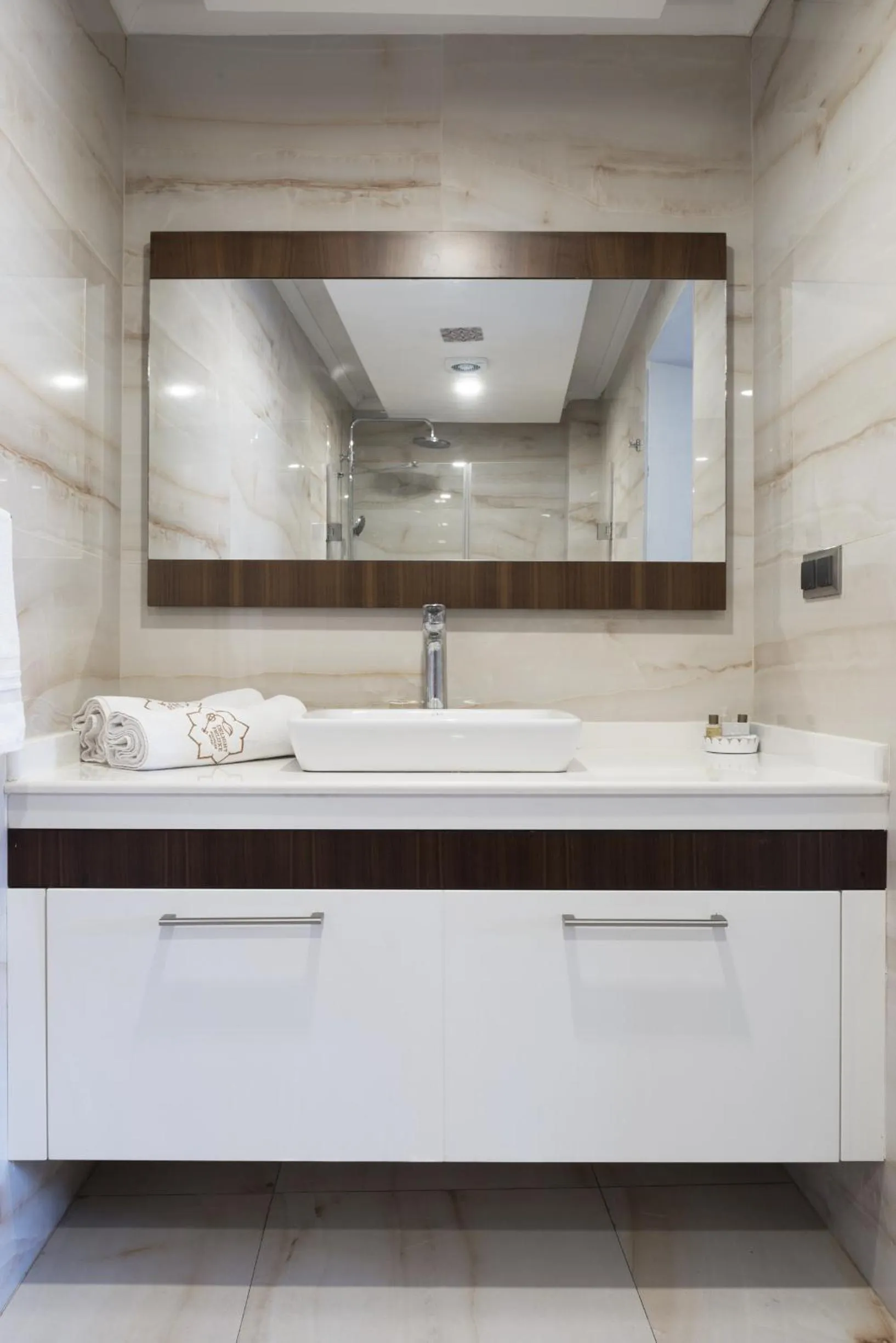 Shower in Delight Deluxe Aparts