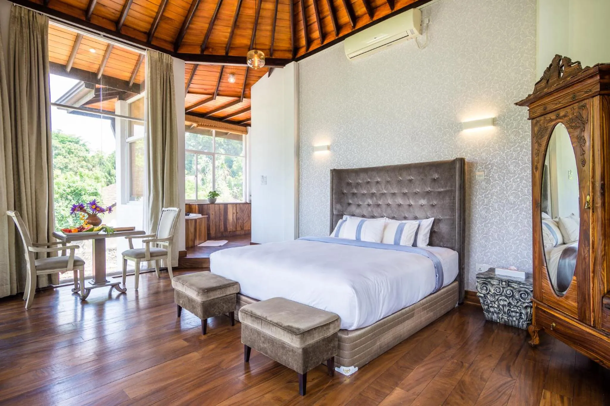 Photo of the whole room, Bed in Viyana Boutique Hotel