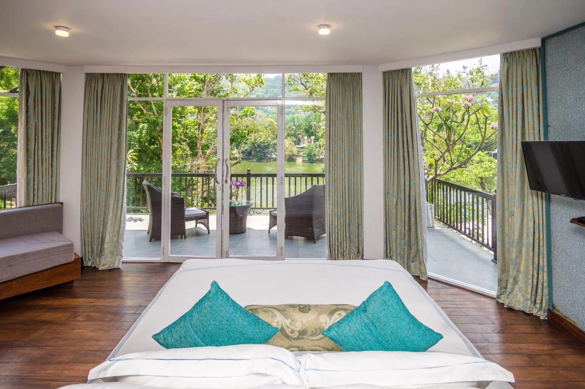 Balcony/Terrace, Bed in Viyana Boutique Hotel