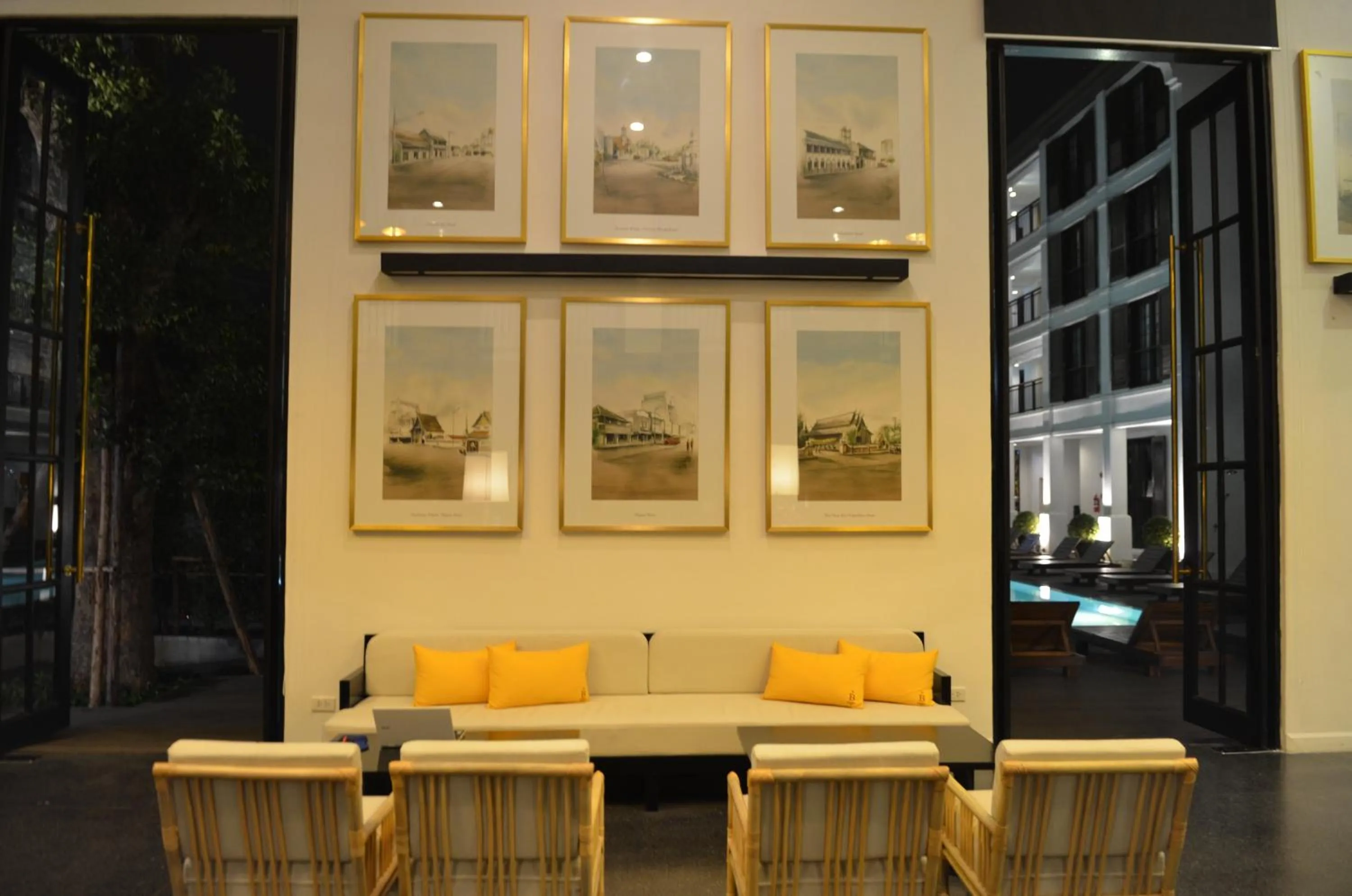 Communal lounge/ TV room in Buri Siri Boutique Hotel