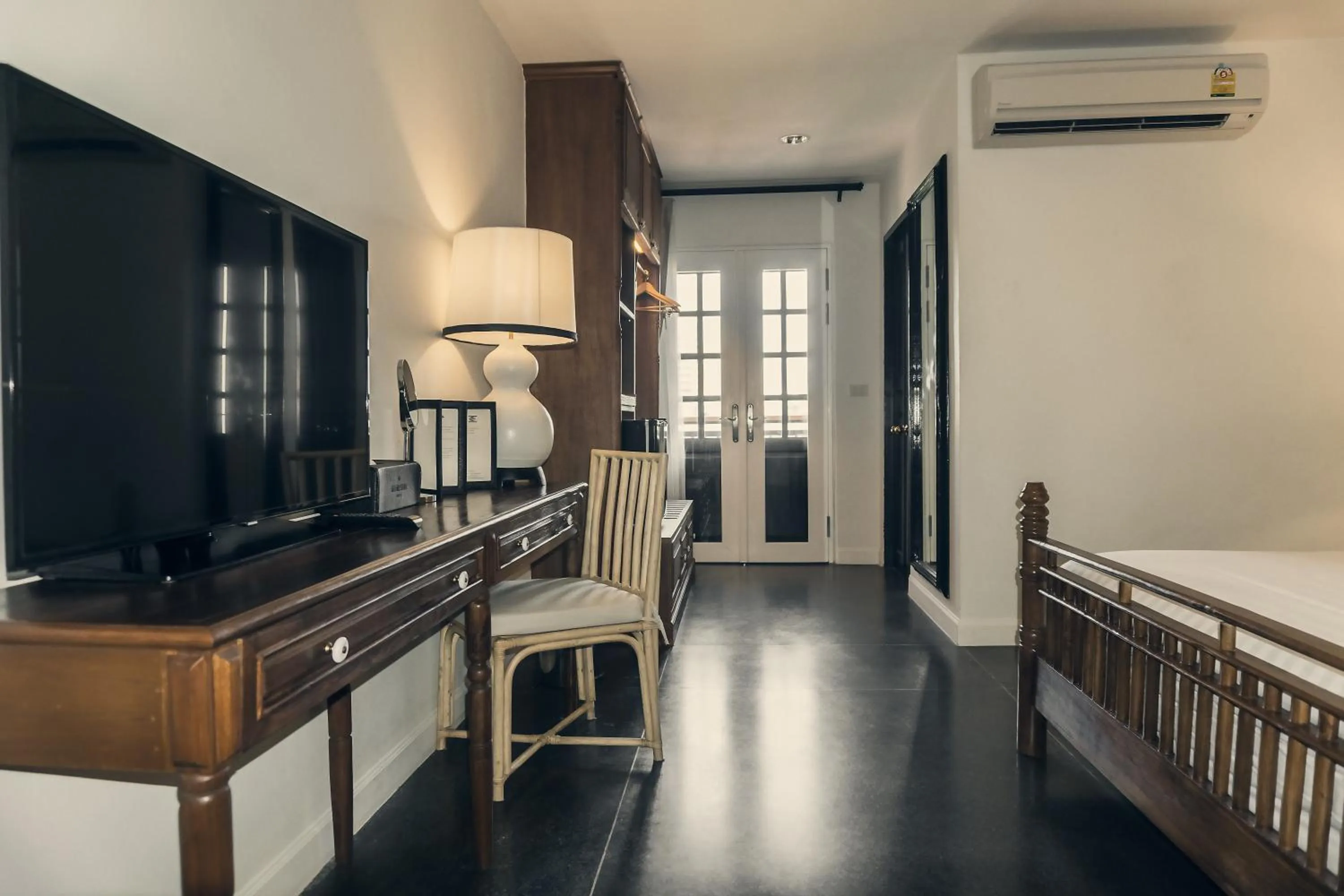 Photo of the whole room, Bed in Buri Siri Boutique Hotel