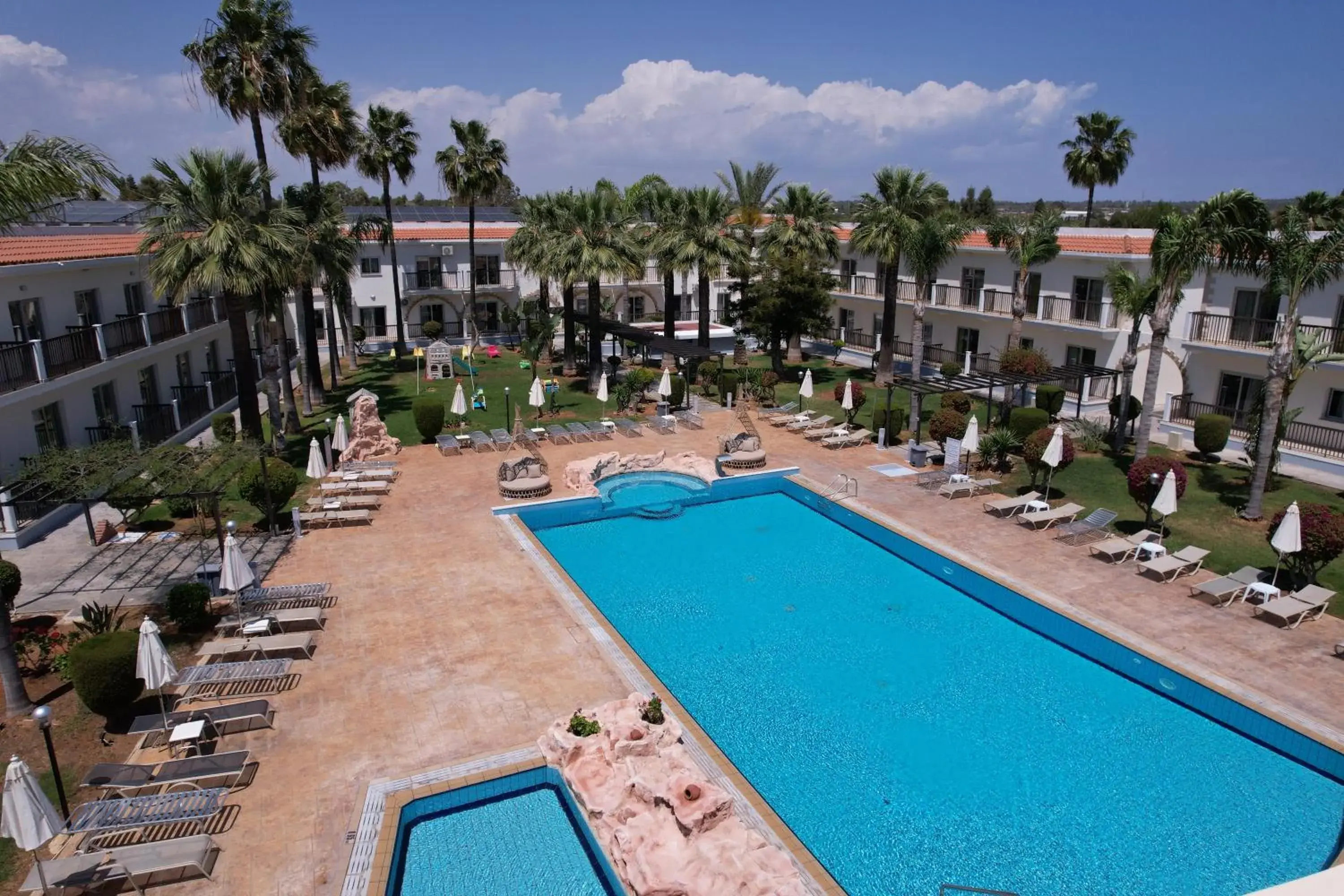 Property building in Loutsiana Deluxe Apts Property building in Loutsiana Deluxe Apts