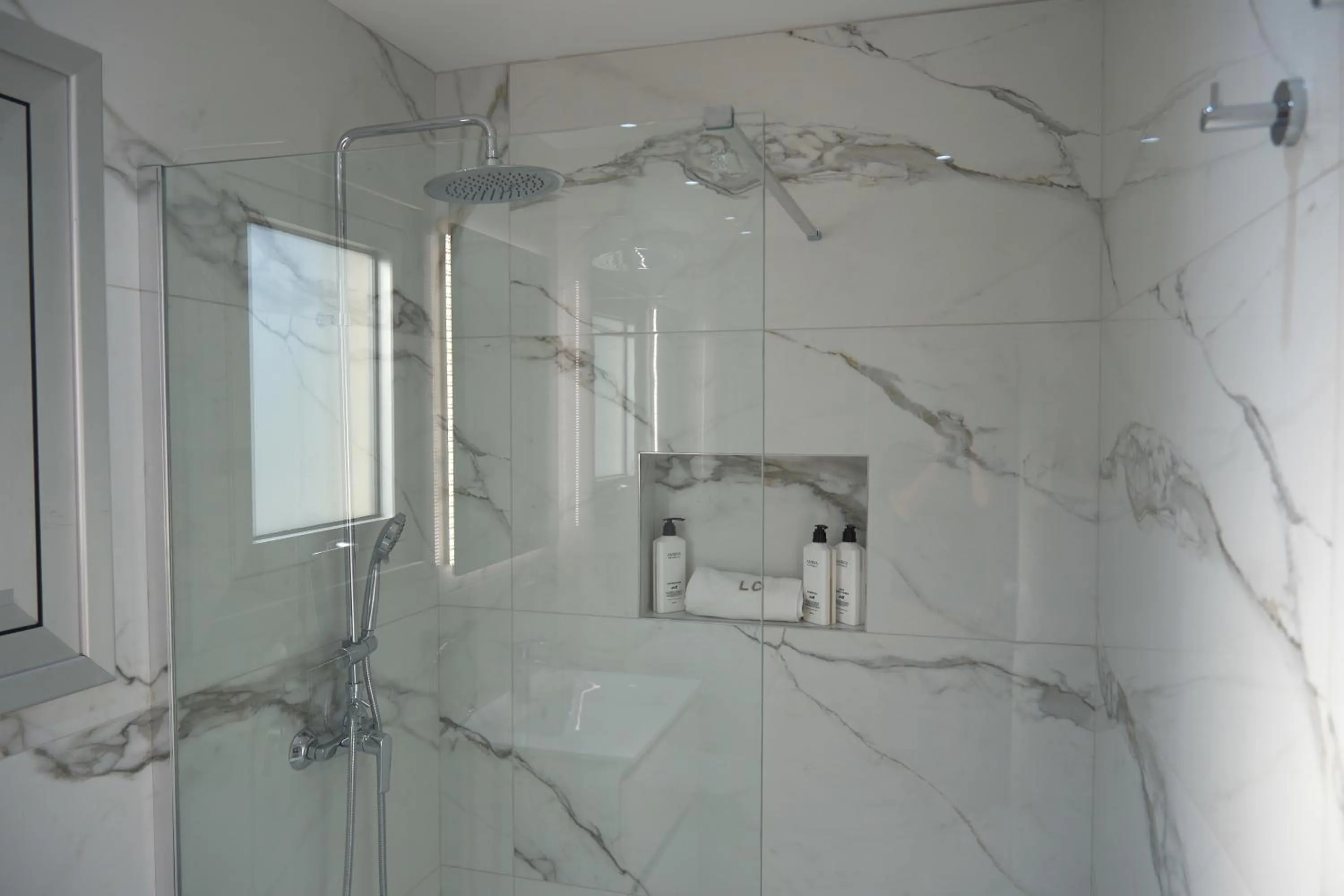 Shower in Loutsiana Deluxe Apts