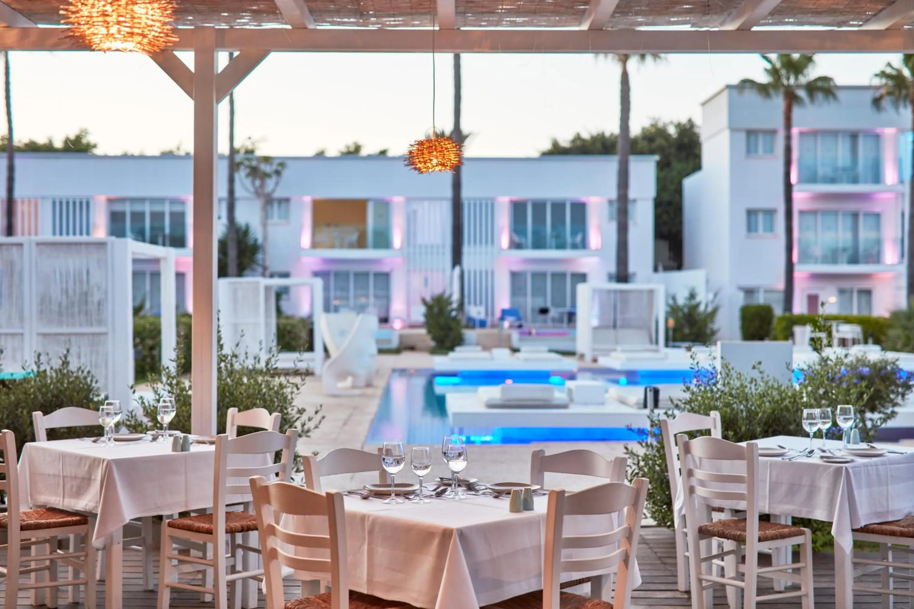 Restaurant/places to eat in So Nice Beach Resort