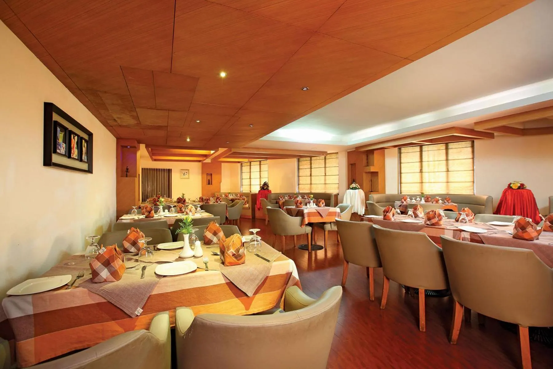 Restaurant/places to eat in Hotel Park Residency, Kakkanad