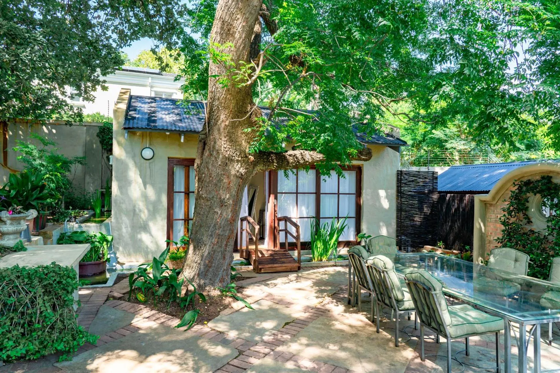 Studio with Garden View in Shepherd's Corner Guest House - Tranquil Boutique Stay in Bryanston