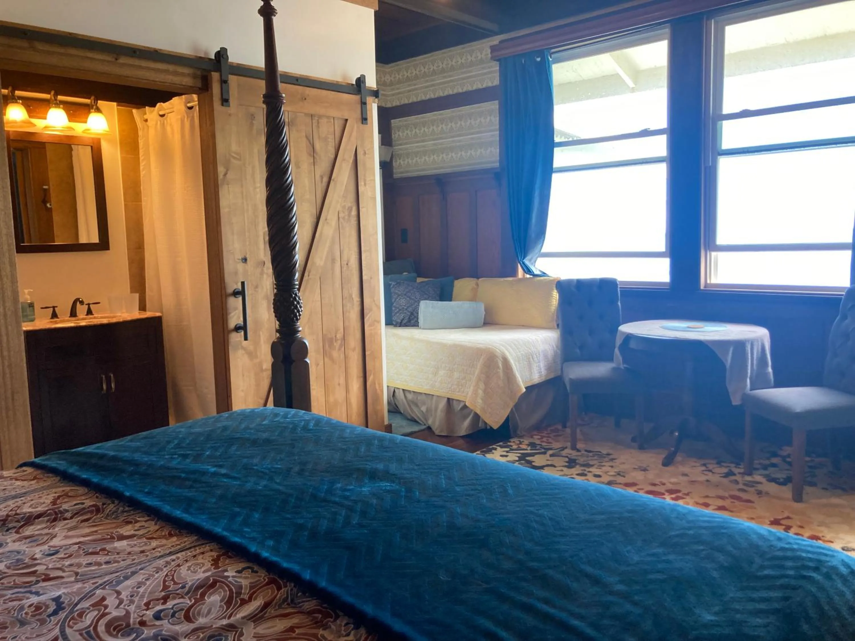 Bedroom, Bed in Hilo Bay Oceanfront Bed and Breakfast