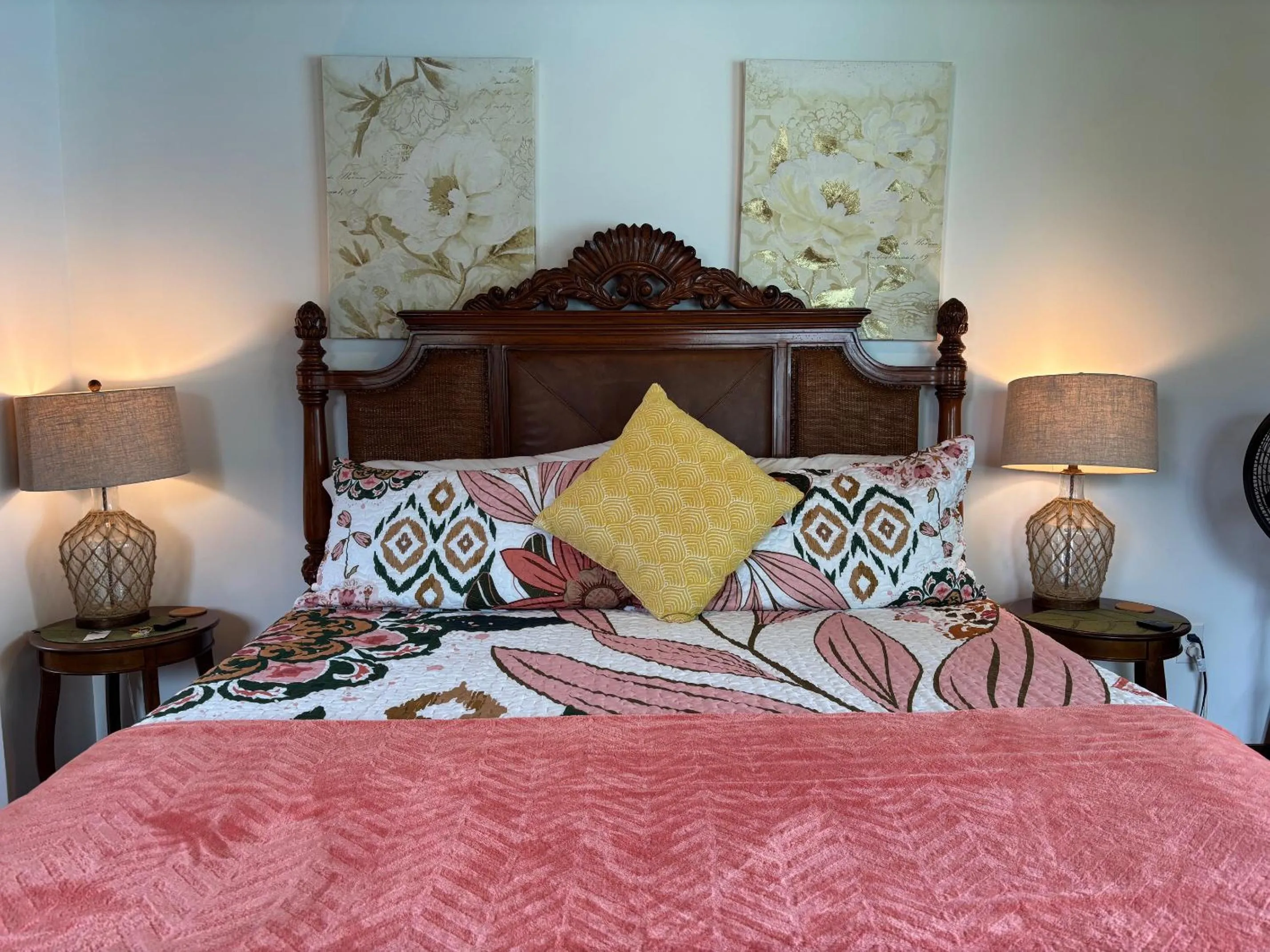 Bed in Hilo Bay Oceanfront Bed and Breakfast