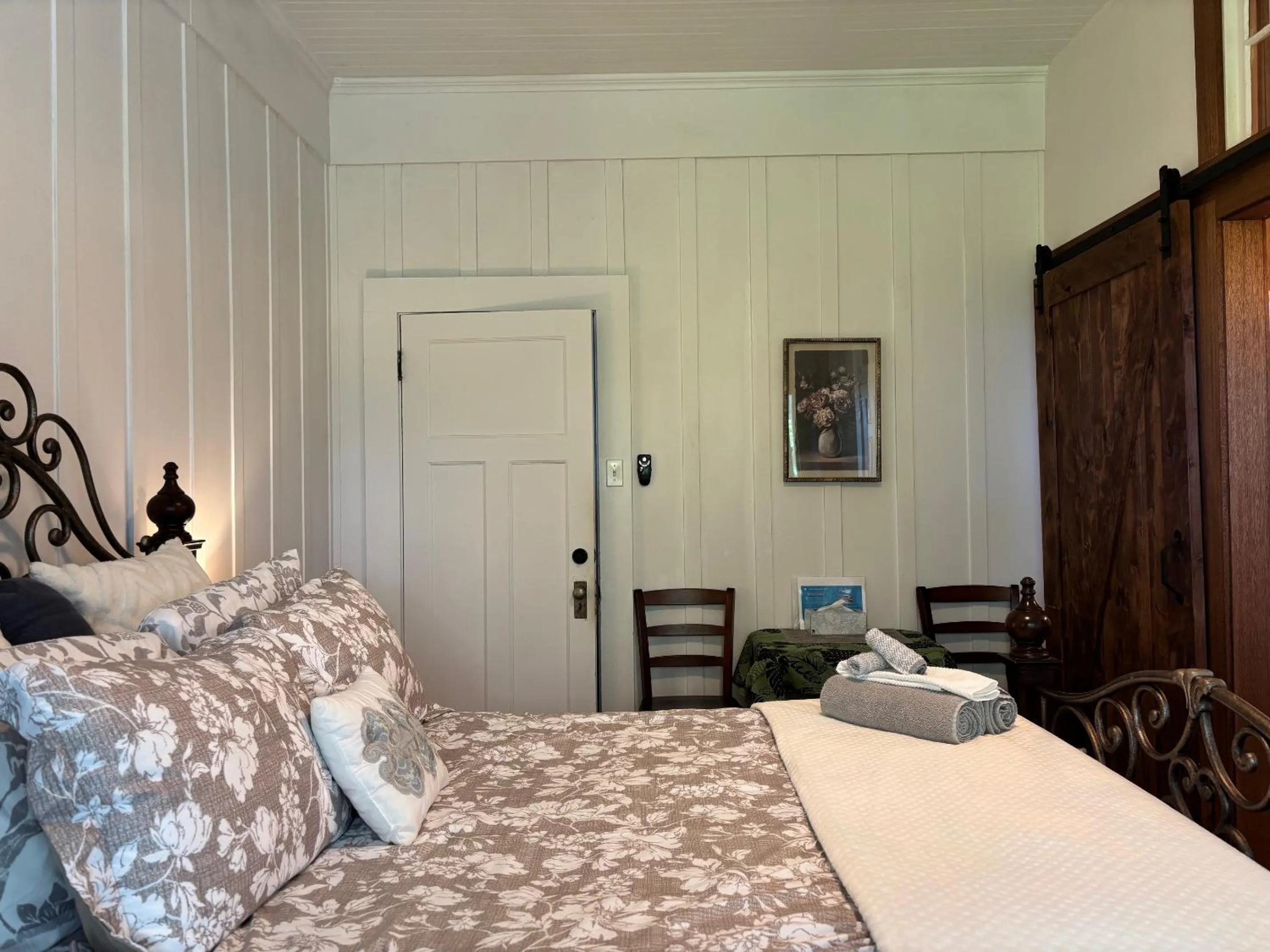 Bedroom, Bed in Hilo Bay Oceanfront Bed and Breakfast