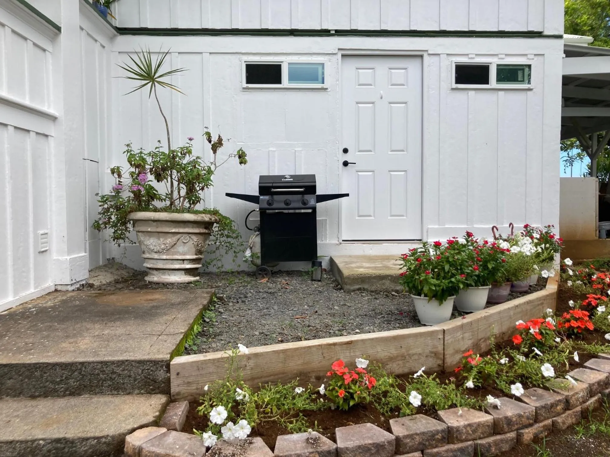 BBQ facilities in Hilo Bay Oceanfront Bed and Breakfast