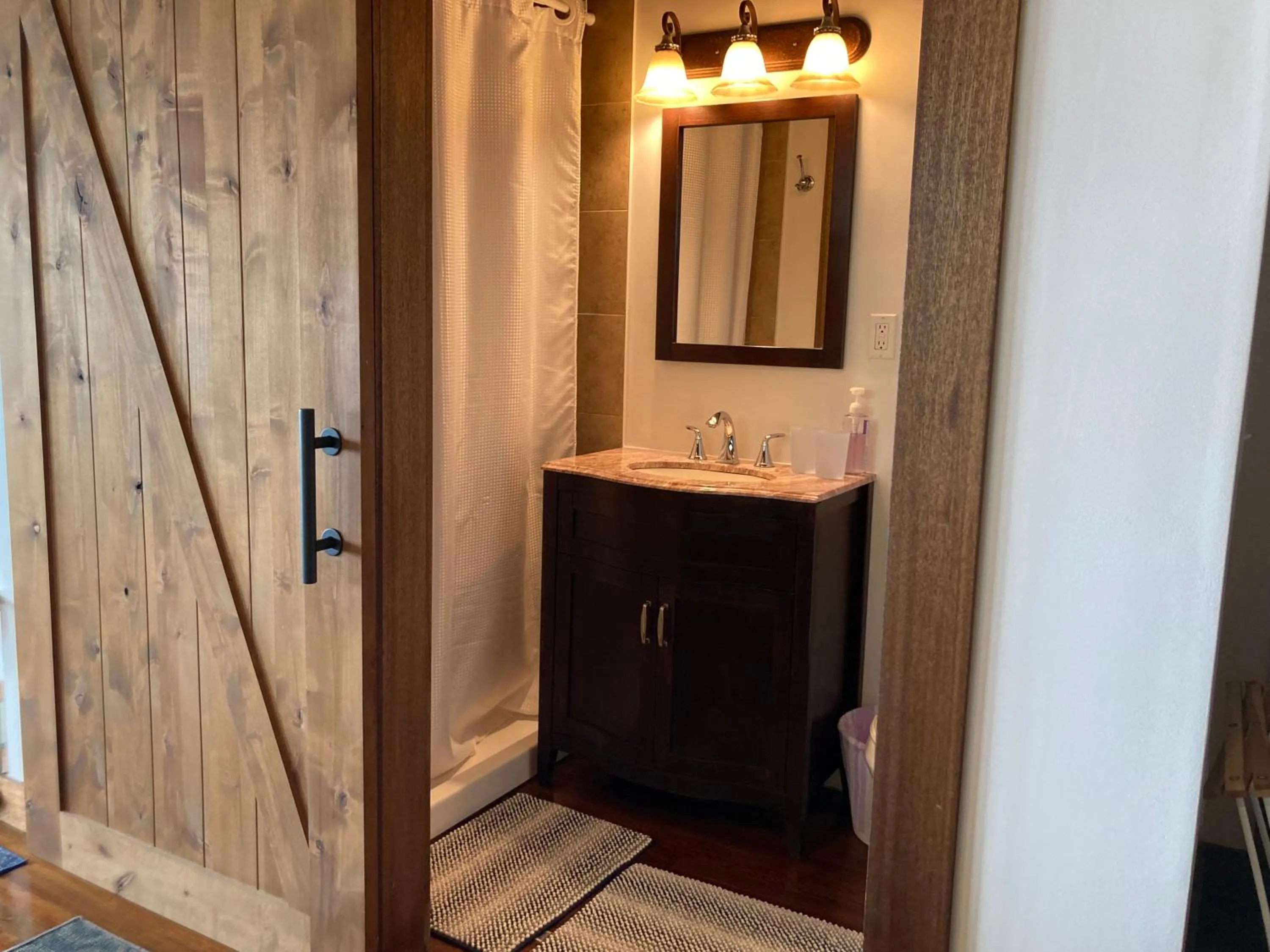 Bathroom in Hilo Bay Oceanfront Bed and Breakfast