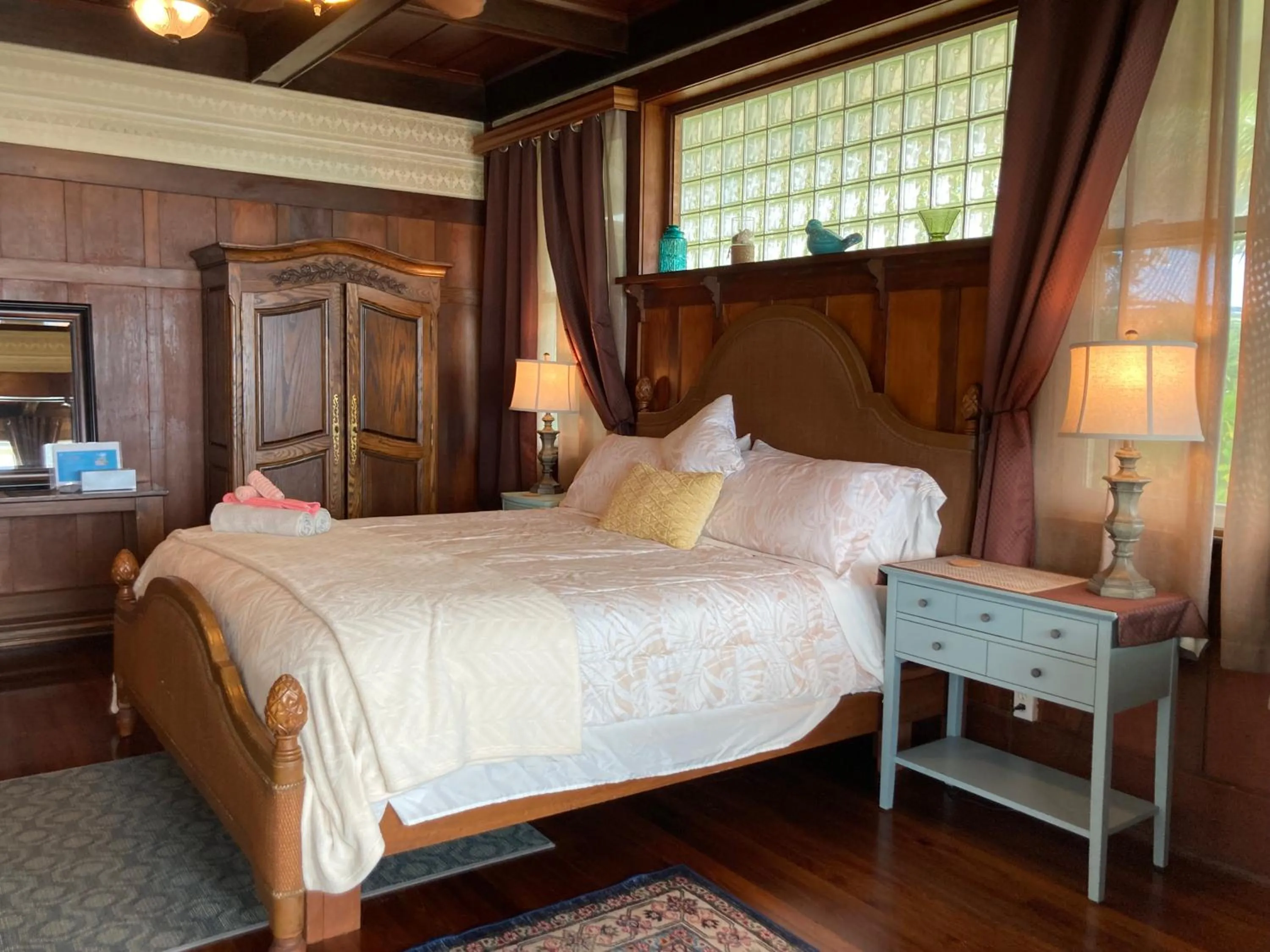 Bed in Hilo Bay Oceanfront Bed and Breakfast