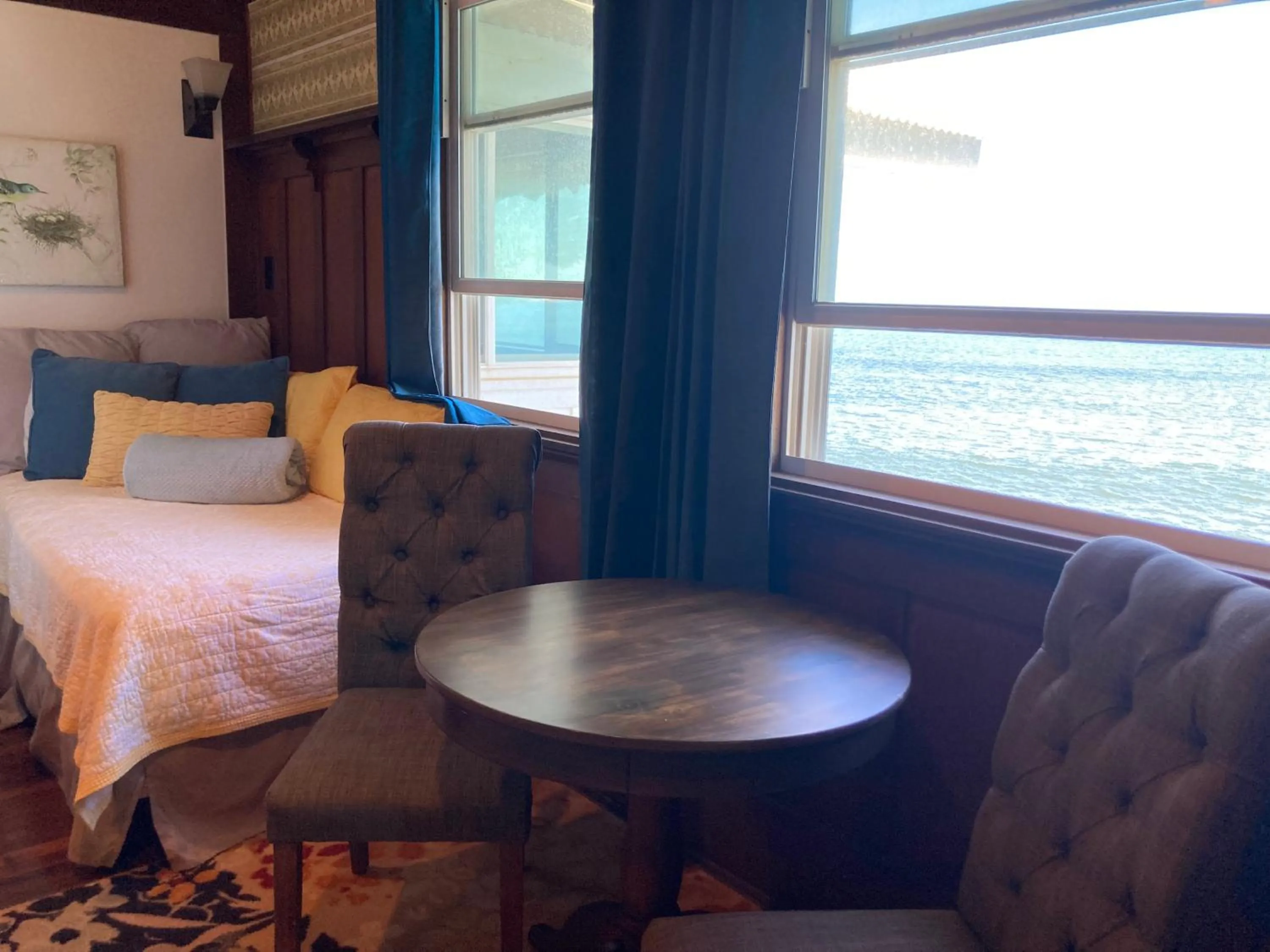 Bedroom, Bed in Hilo Bay Oceanfront Bed and Breakfast