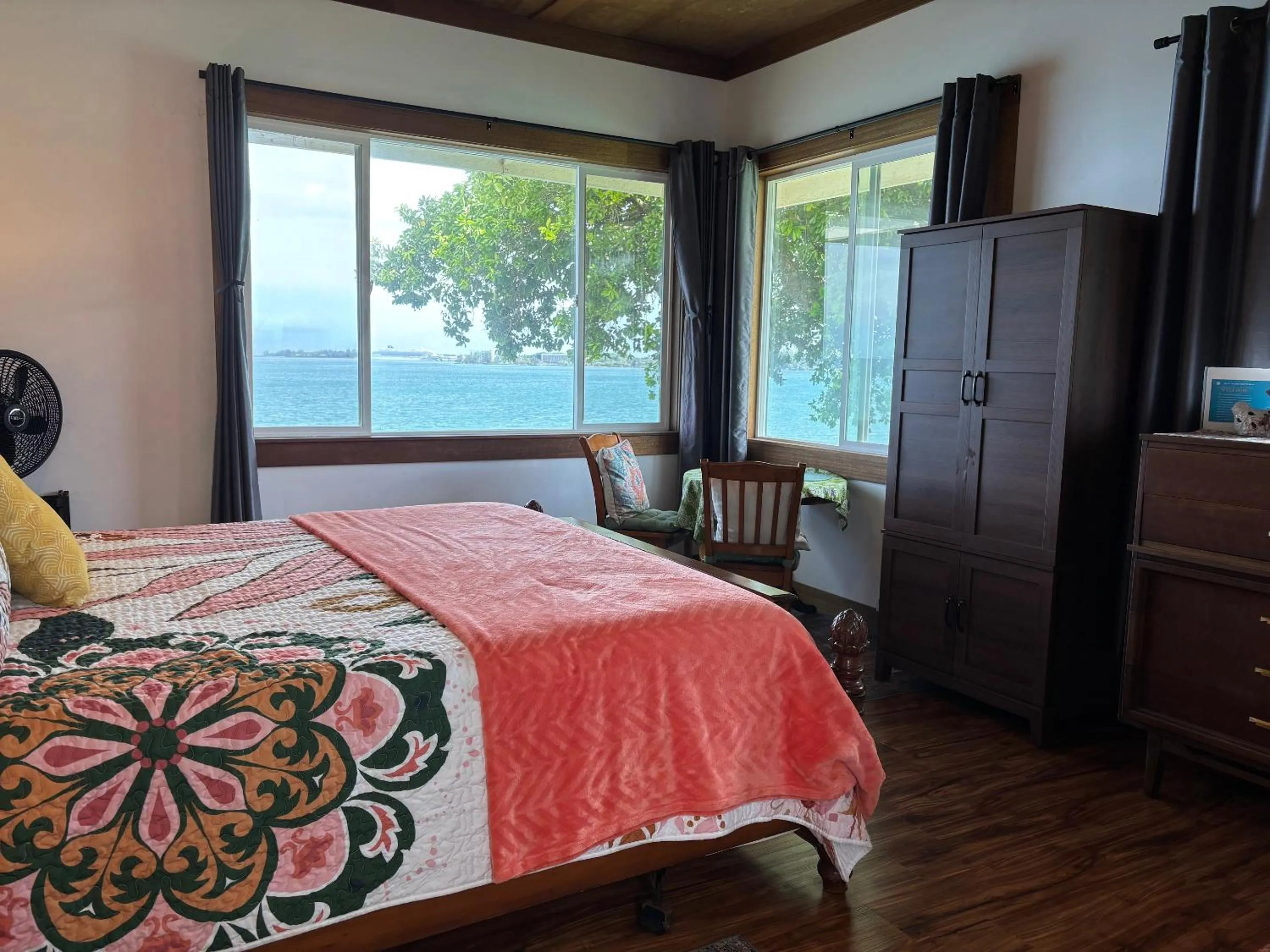 Bedroom, Bed in Hilo Bay Oceanfront Bed and Breakfast