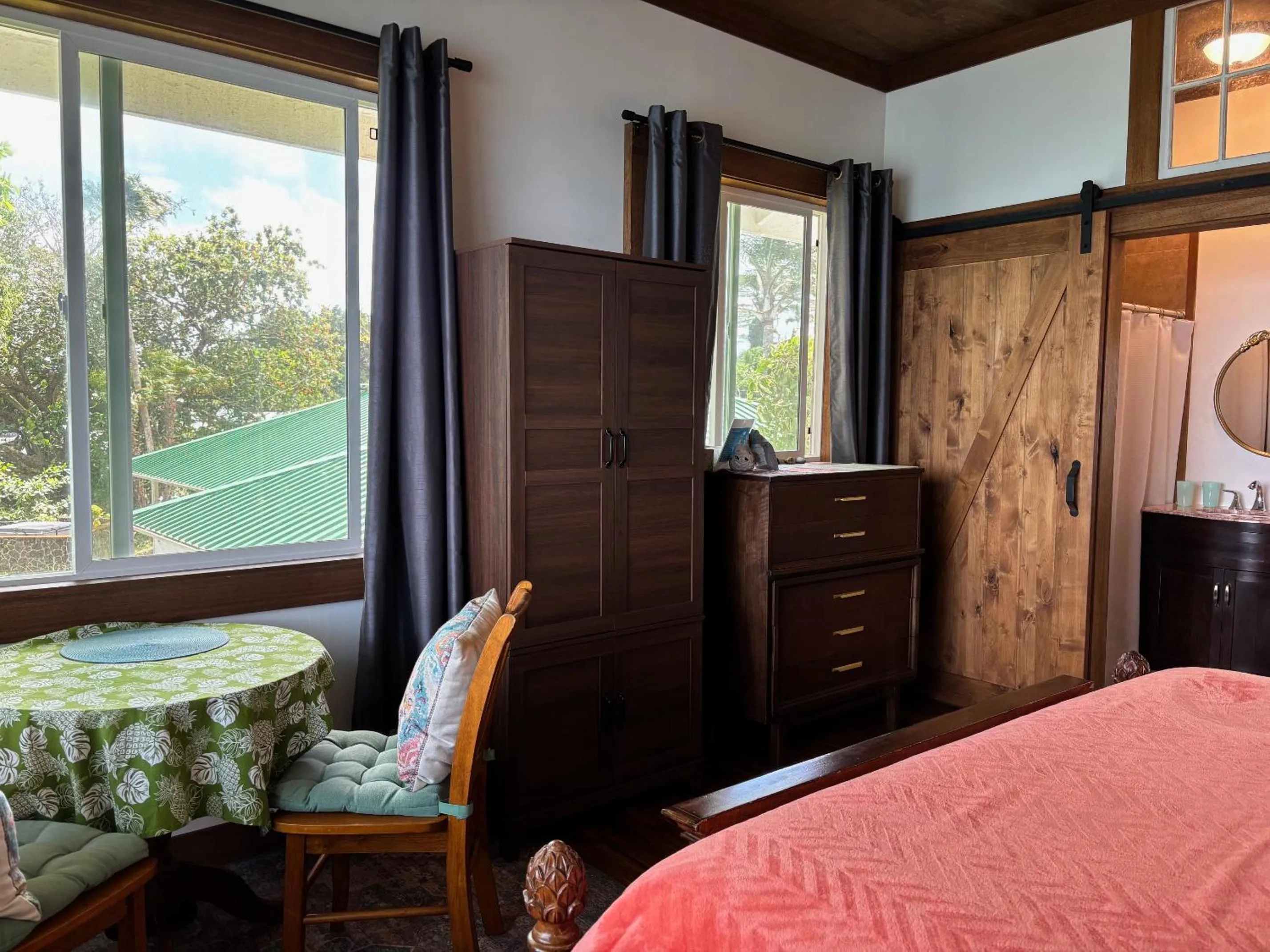 Bedroom, Bed in Hilo Bay Oceanfront Bed and Breakfast