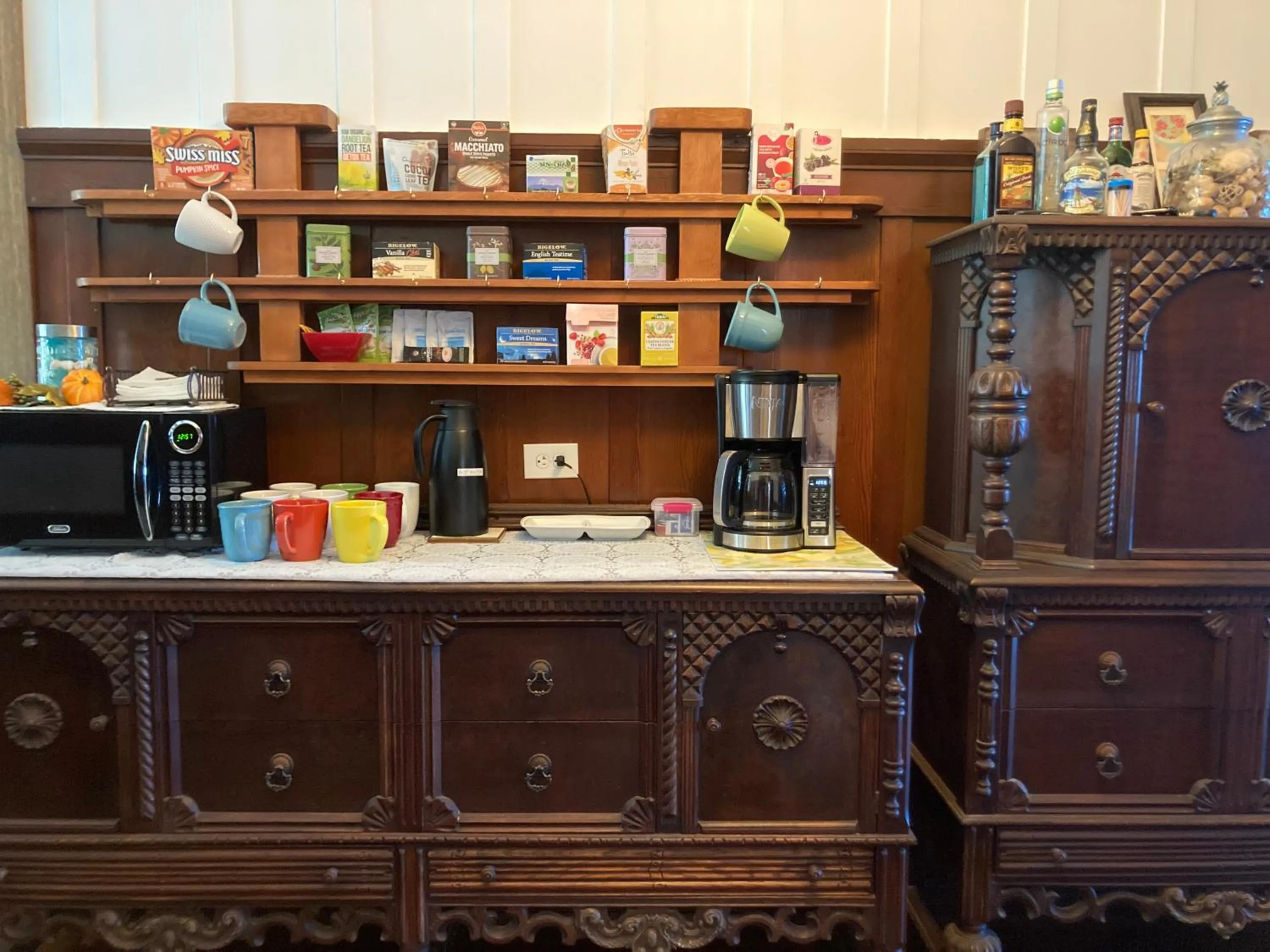 Drinks in Hilo Bay Oceanfront Bed and Breakfast