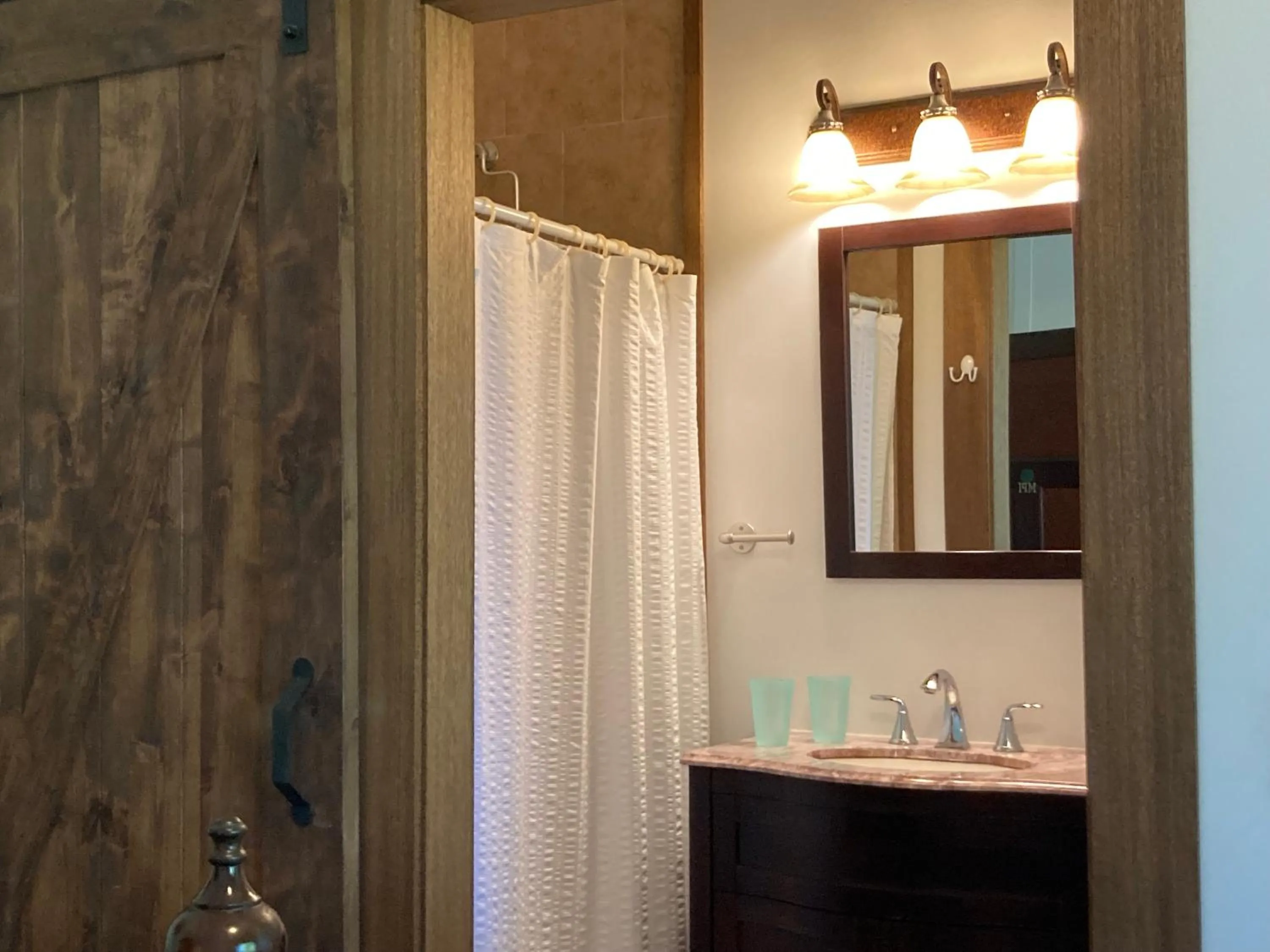 Bathroom in Hilo Bay Oceanfront Bed and Breakfast