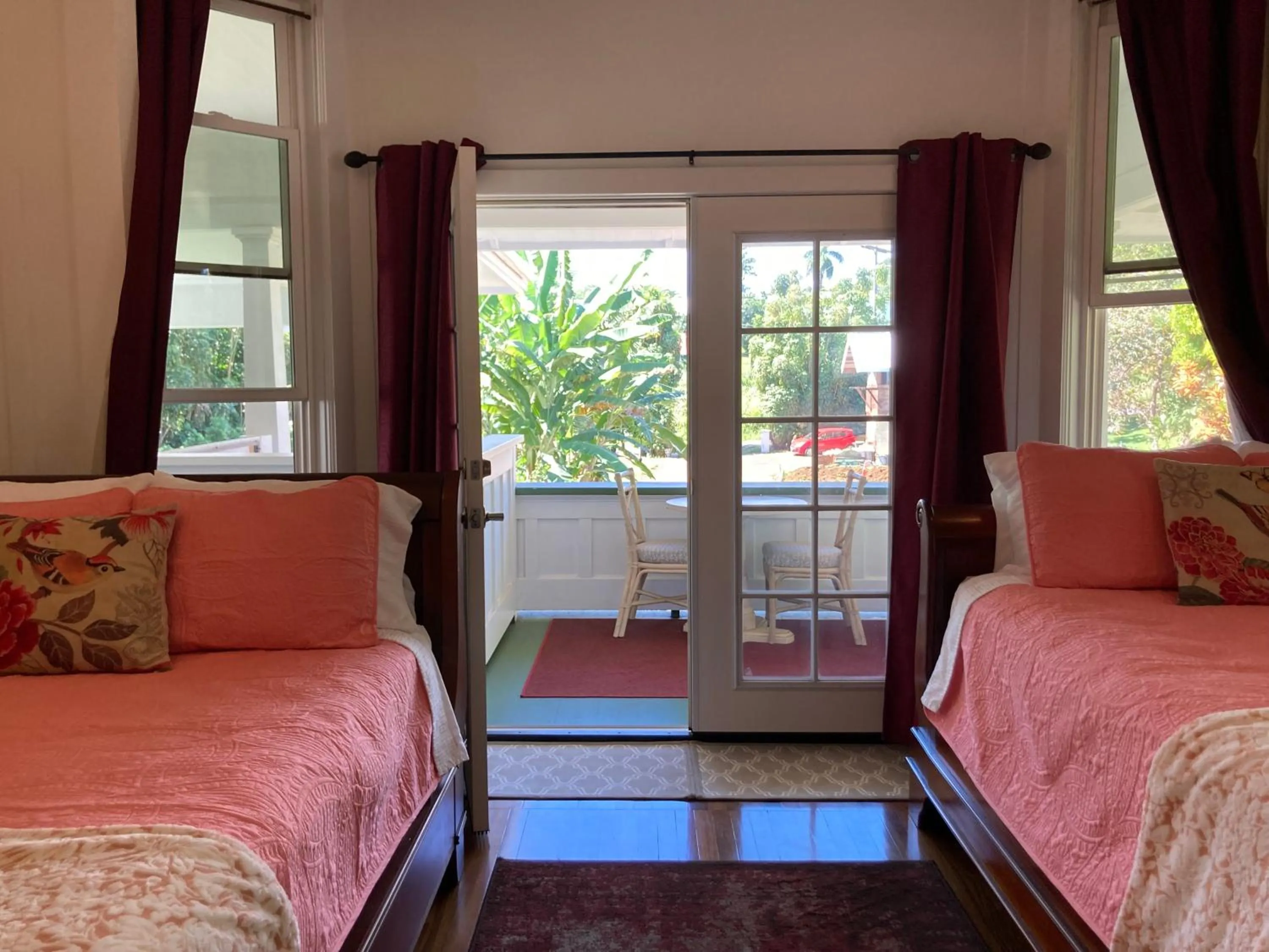 Bed in Hilo Bay Oceanfront Bed and Breakfast