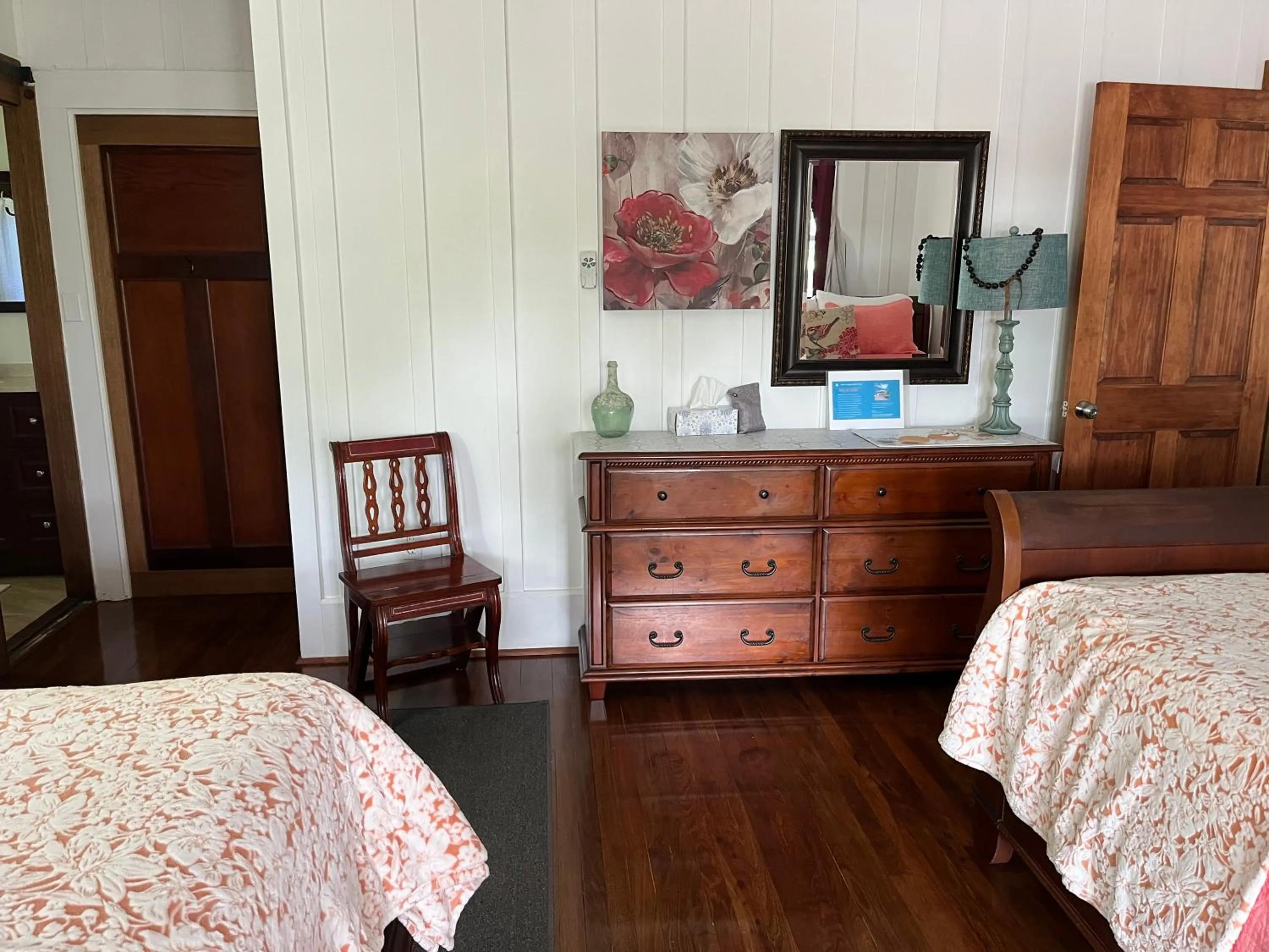 Photo of the whole room, Bed in Hilo Bay Oceanfront Bed and Breakfast