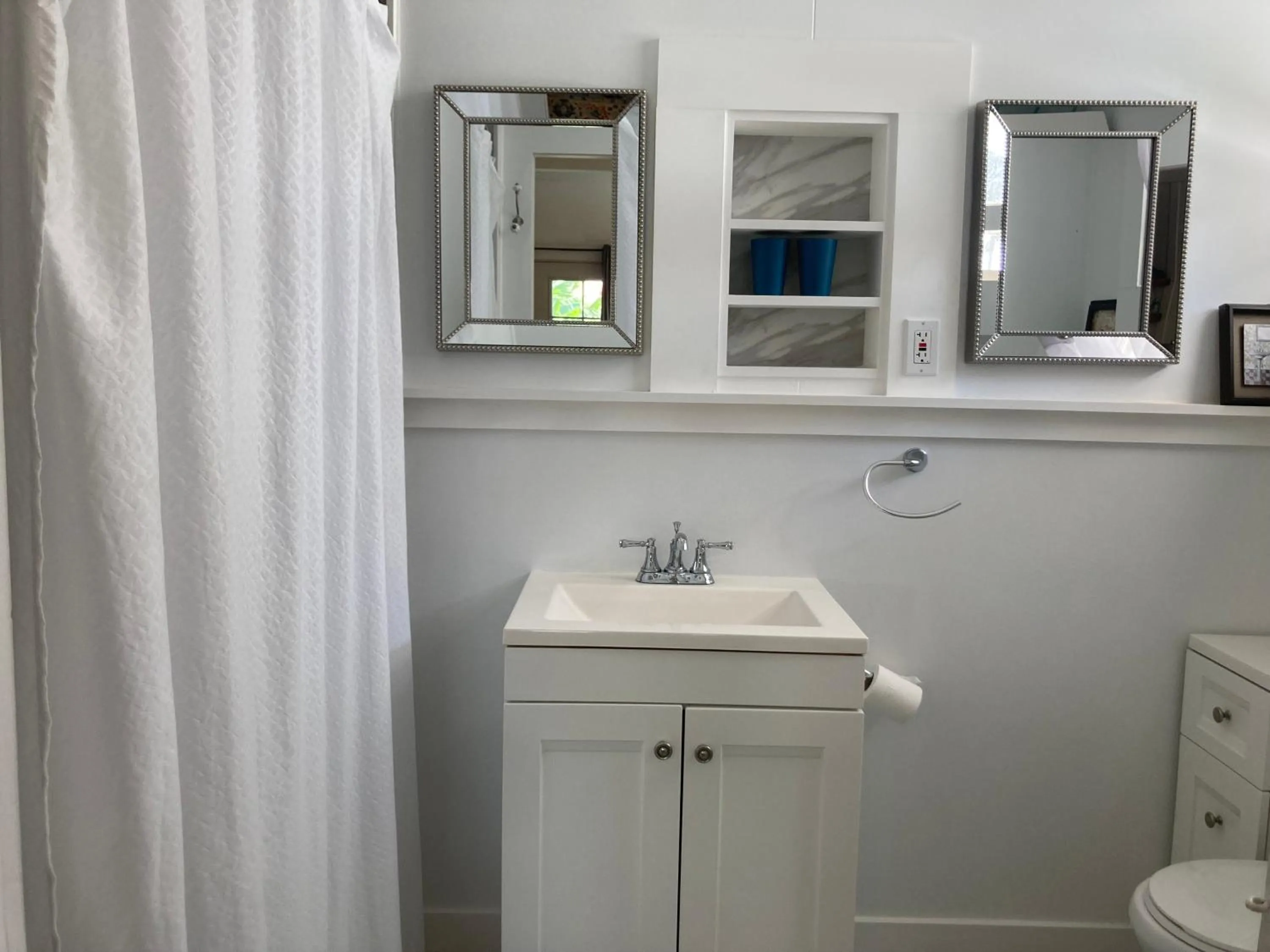 Bathroom in Hilo Bay Oceanfront Bed and Breakfast