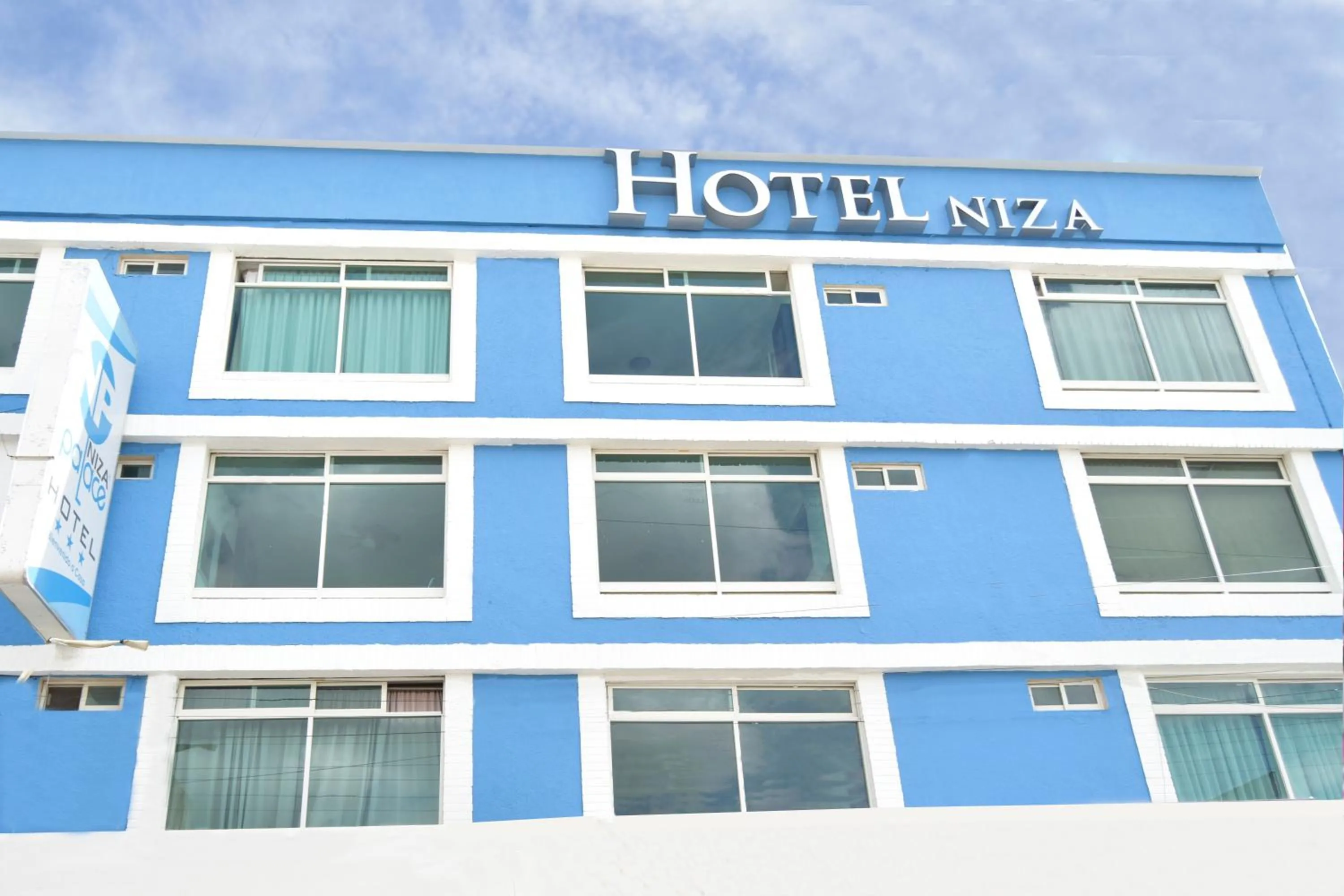 Property building in Hotel Niza Zona Piel
