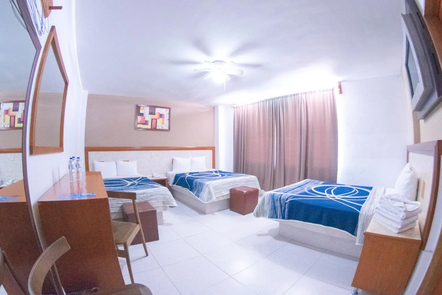 Communal lounge/ TV room in Hotel Niza Zona Piel