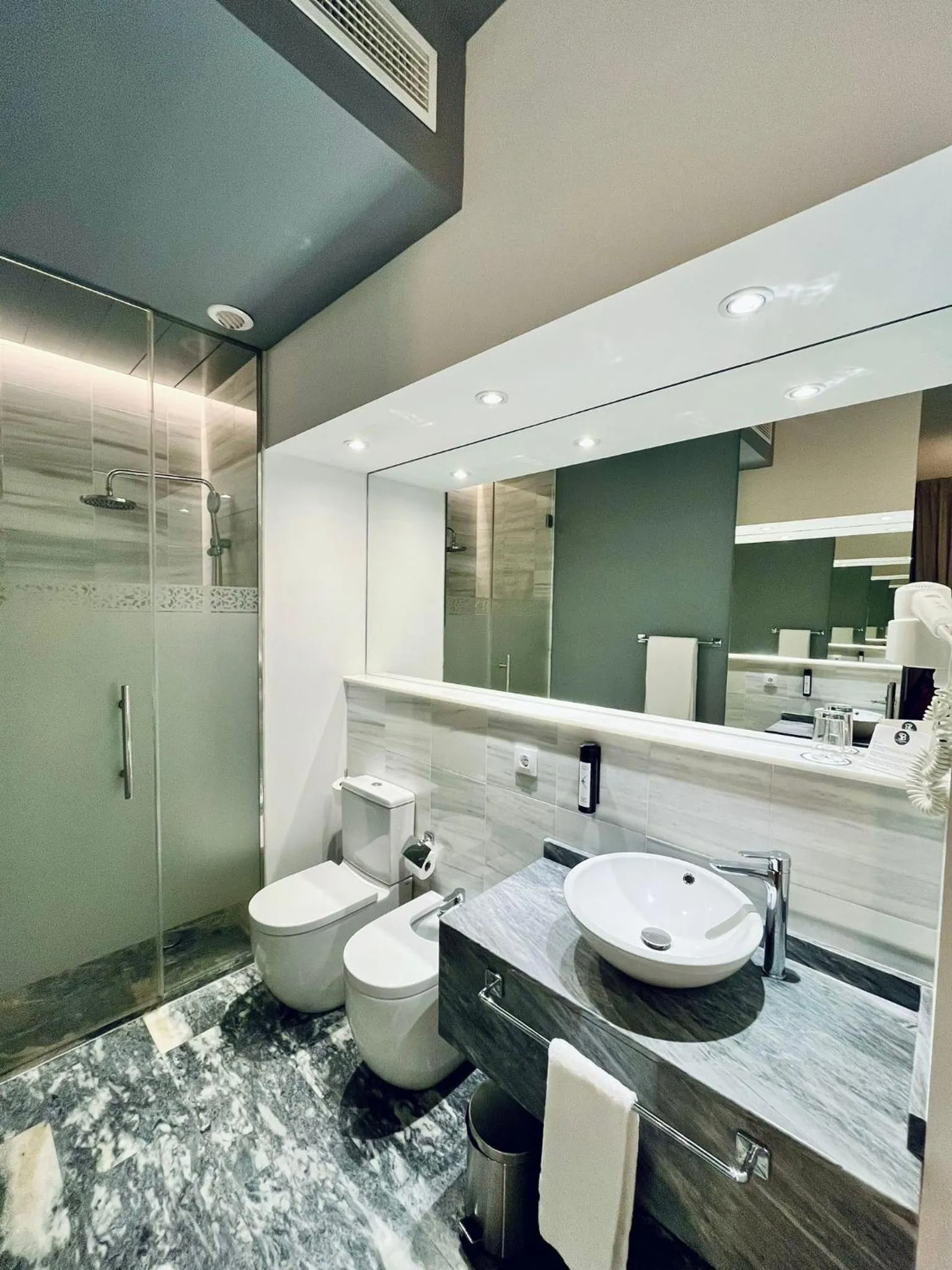 Shower in Soho Boutique Capuchinos & Spa