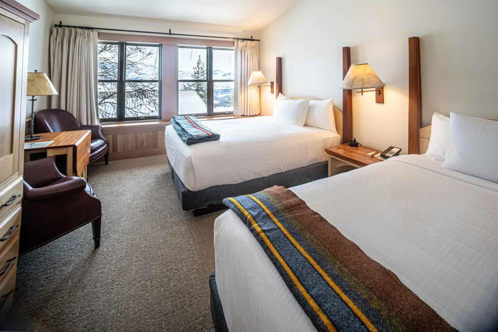 Bedroom, Bed in Sun Mountain Lodge