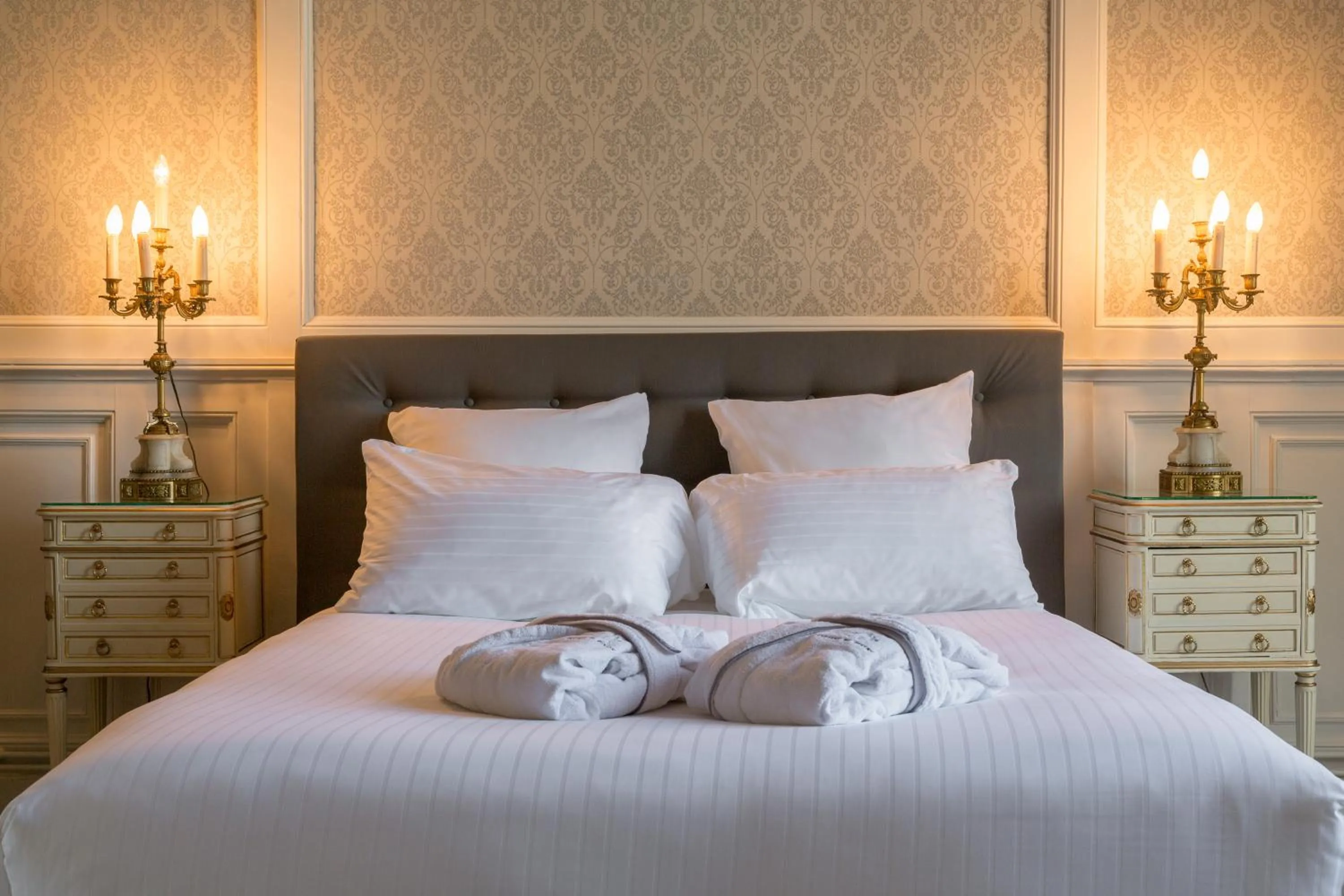 Photo of the whole room, Bed in The Originals le Château de Dissay Poitiers